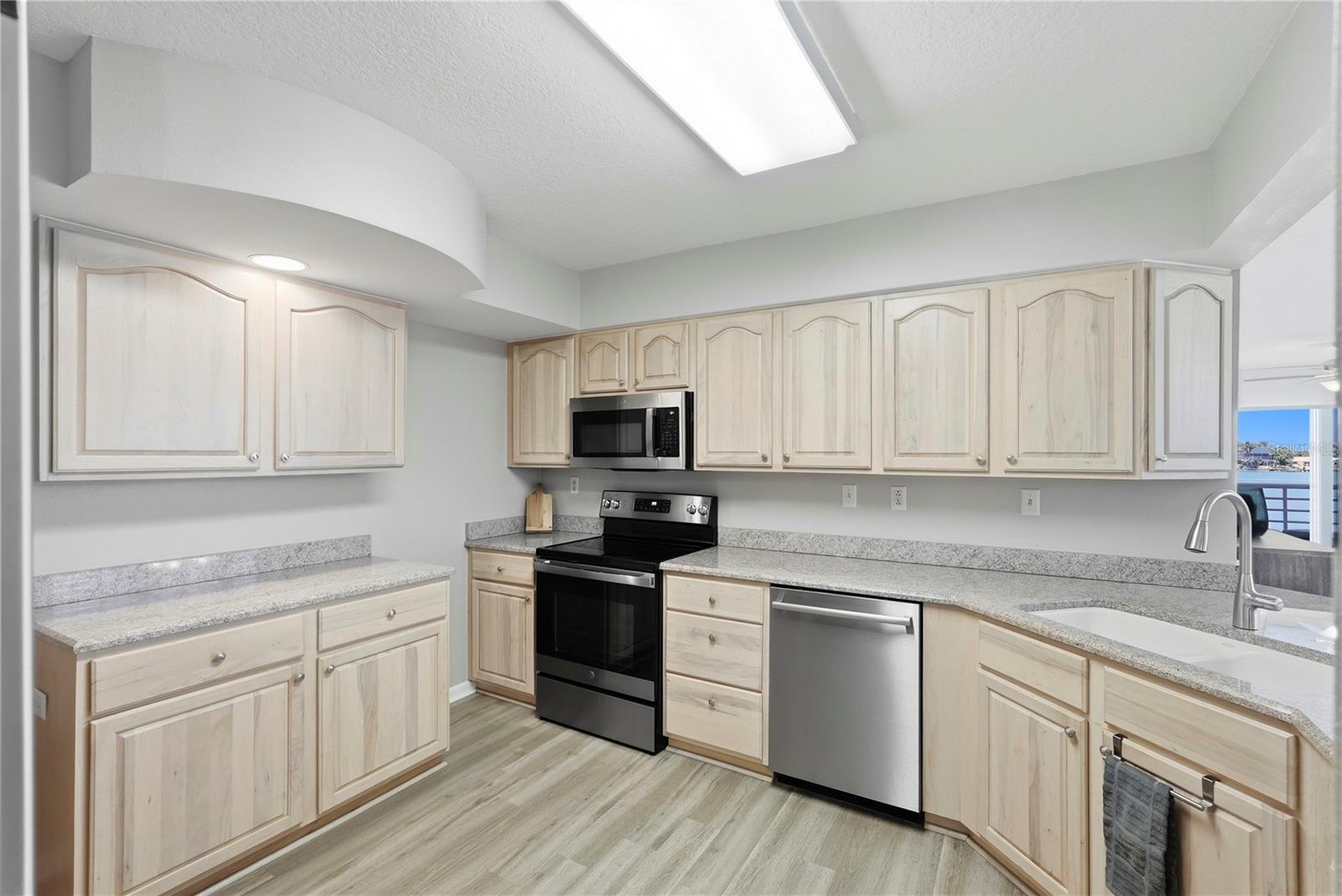 6085 BAHIA DEL MAR CIR #272, ST PETERSBURG, FL — photo 4