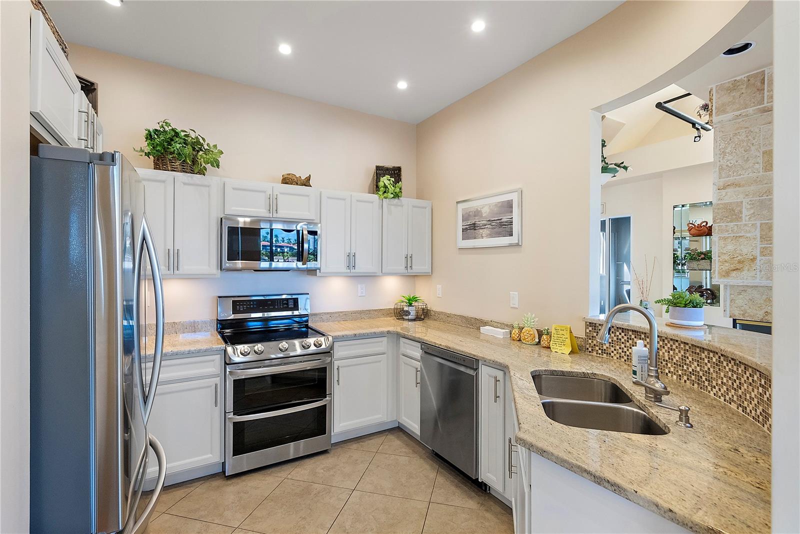 6085 BAHIA DEL MAR CIR #272, ST PETERSBURG, FL — photo 37