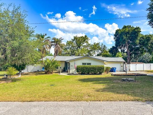 121 E PINE ST, HOWEY IN THE HILLS, FL
