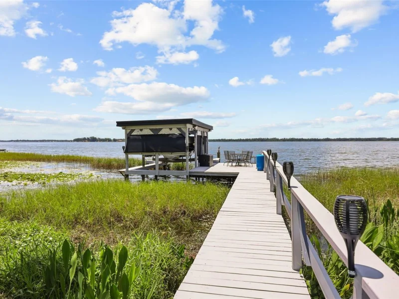 33000 LAKESHORE DR, TAVARES, FL