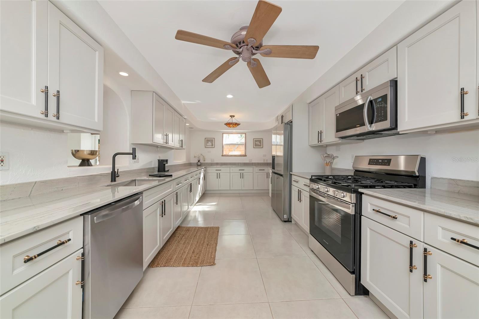 681 AVENIDA DE MAYO, SARASOTA, FL — photo 23