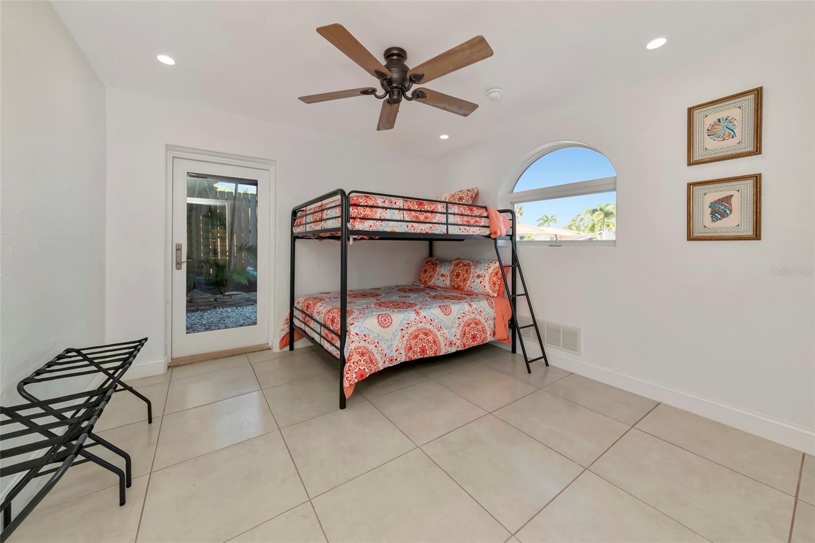 681 AVENIDA DE MAYO, SARASOTA, FL — photo 28