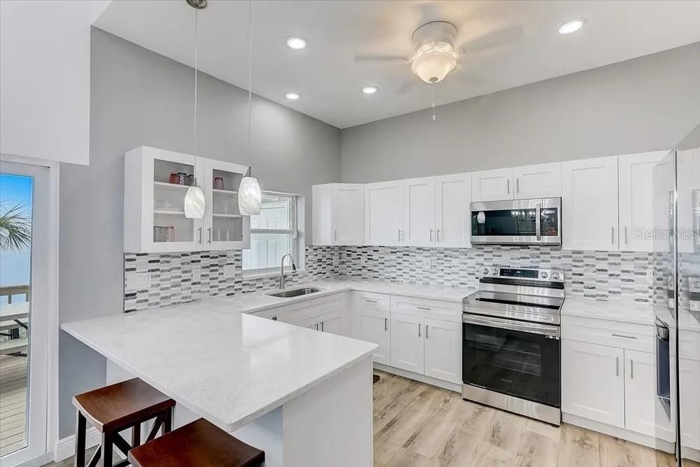 2424 BAY DR, BRADENTON, FL — photo 9