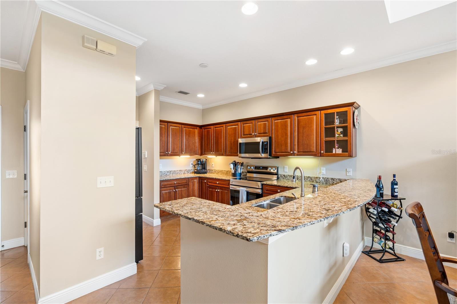 210 VALENCIA CIR, ST PETERSBURG, FL — photo 8