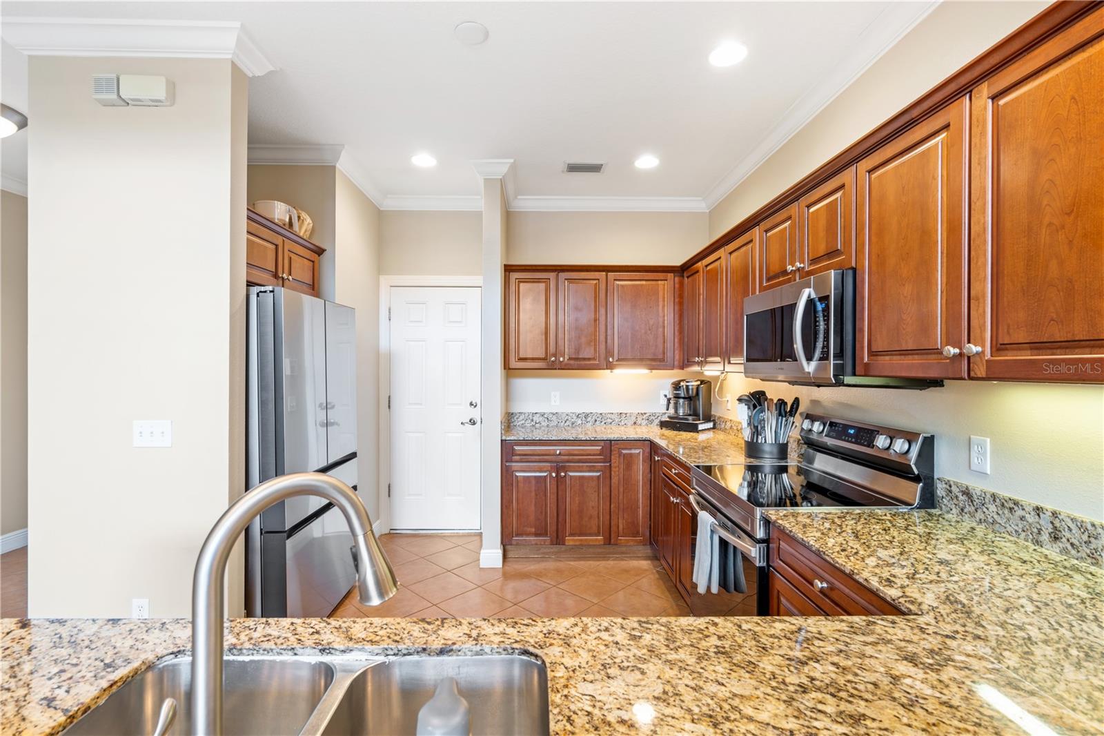 210 VALENCIA CIR, ST PETERSBURG, FL — photo 9