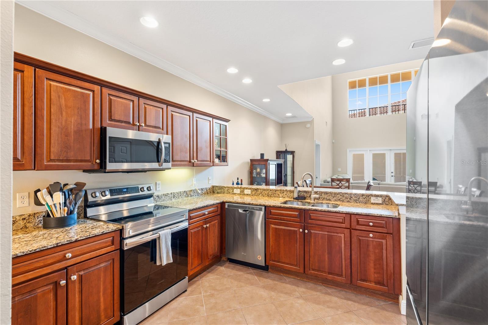 210 VALENCIA CIR, ST PETERSBURG, FL — photo 10