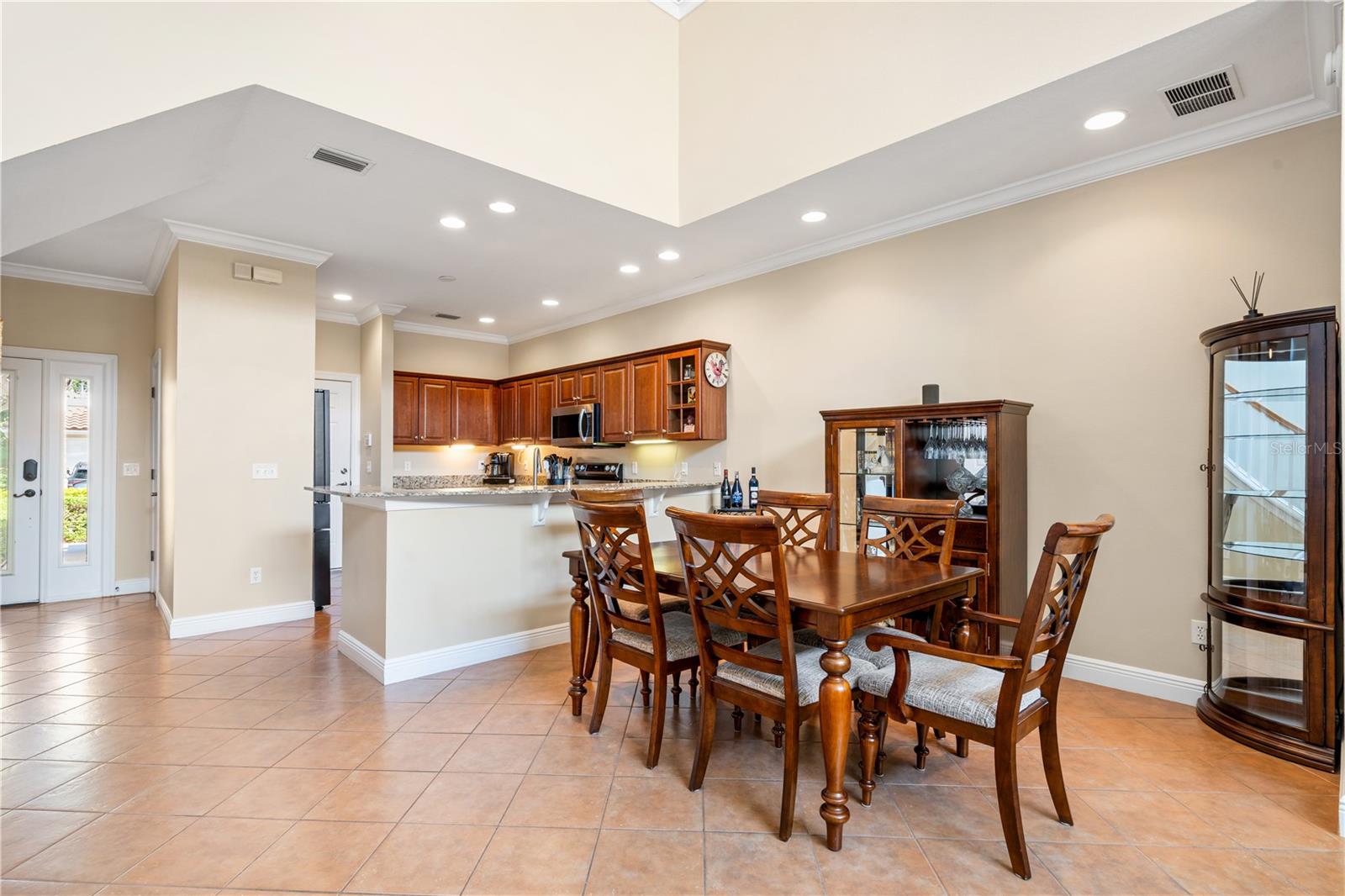 210 VALENCIA CIR, ST PETERSBURG, FL — photo 11