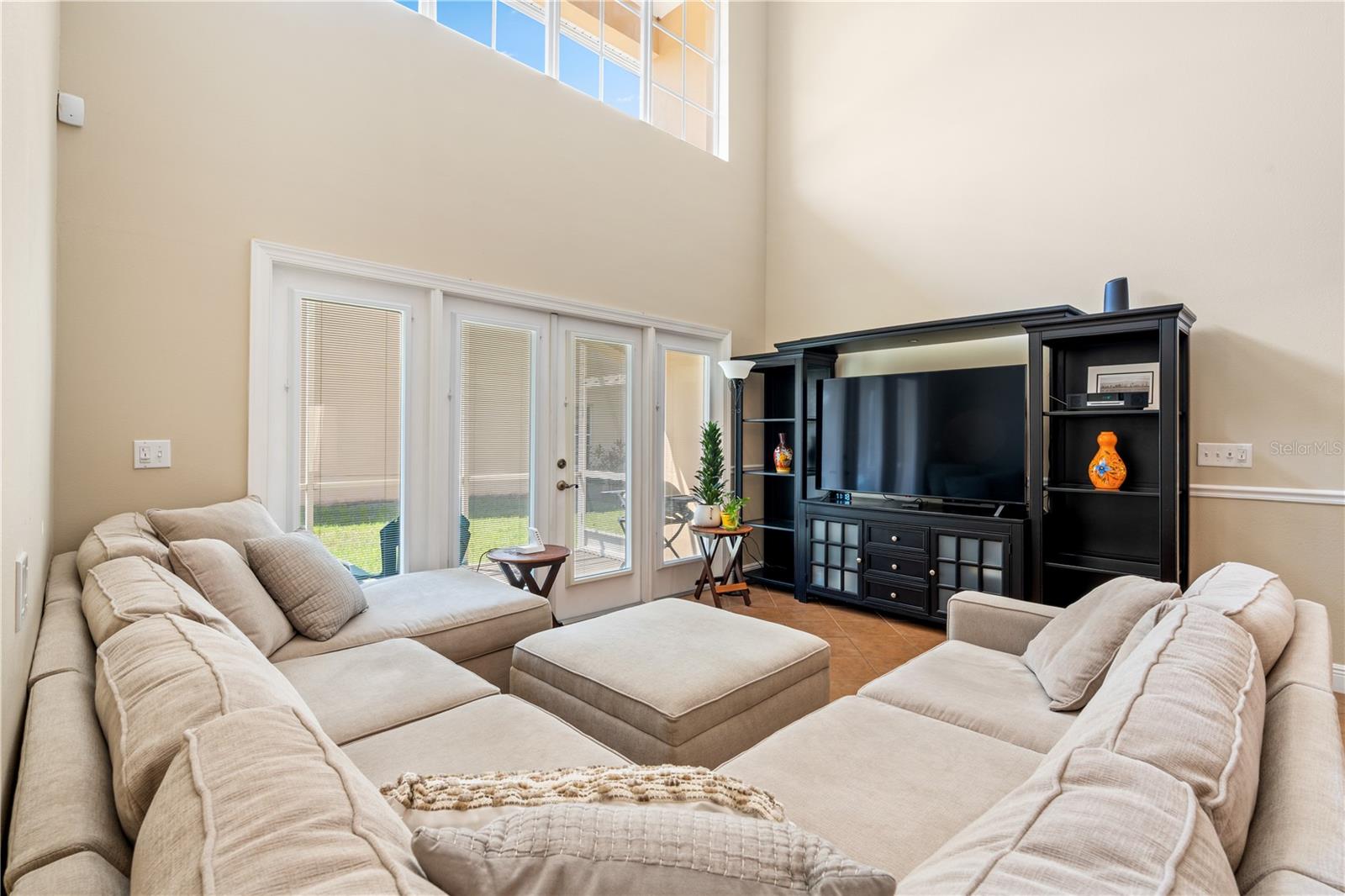 210 VALENCIA CIR, ST PETERSBURG, FL — photo 13