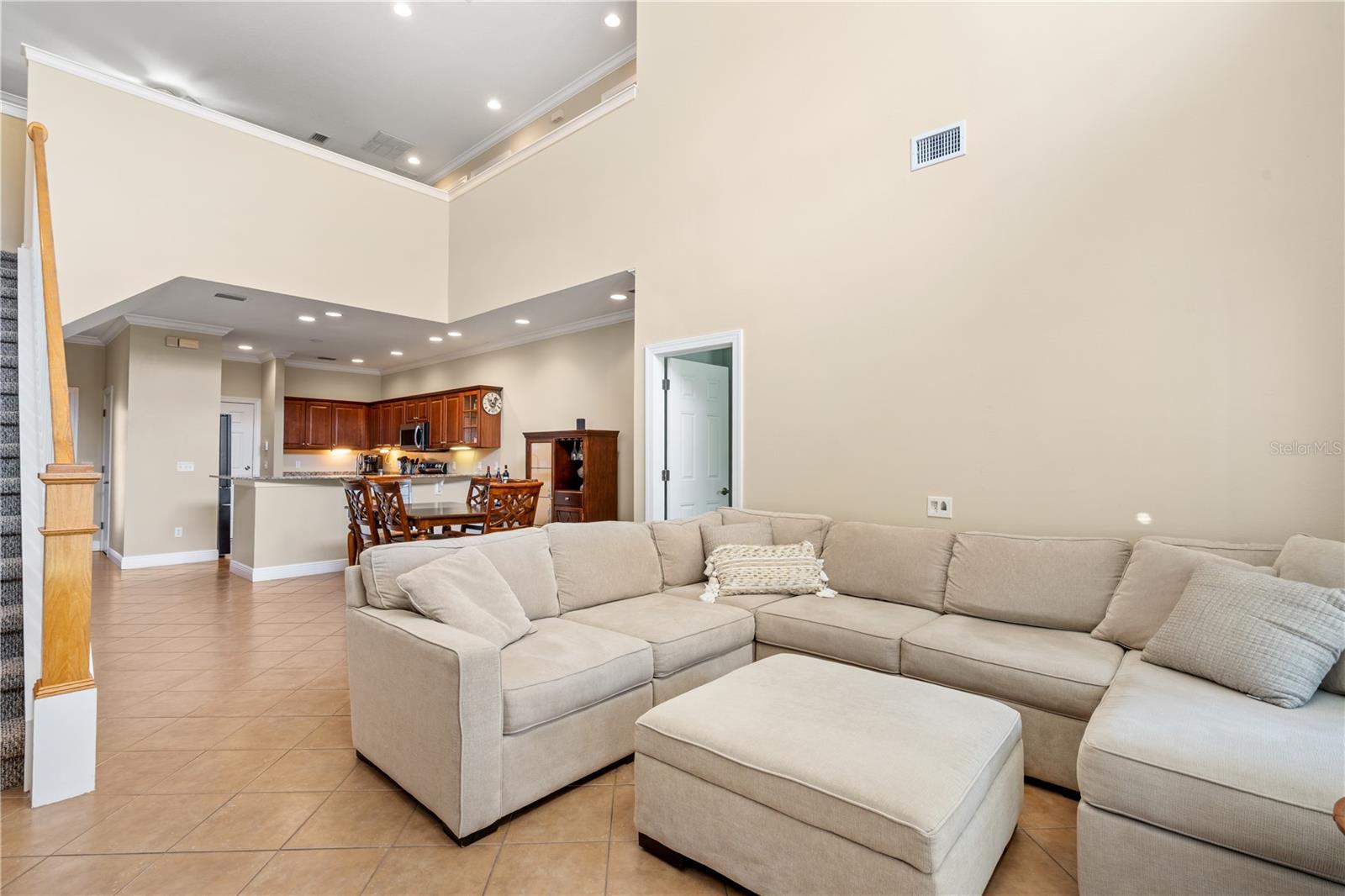 210 VALENCIA CIR, ST PETERSBURG, FL — photo 14