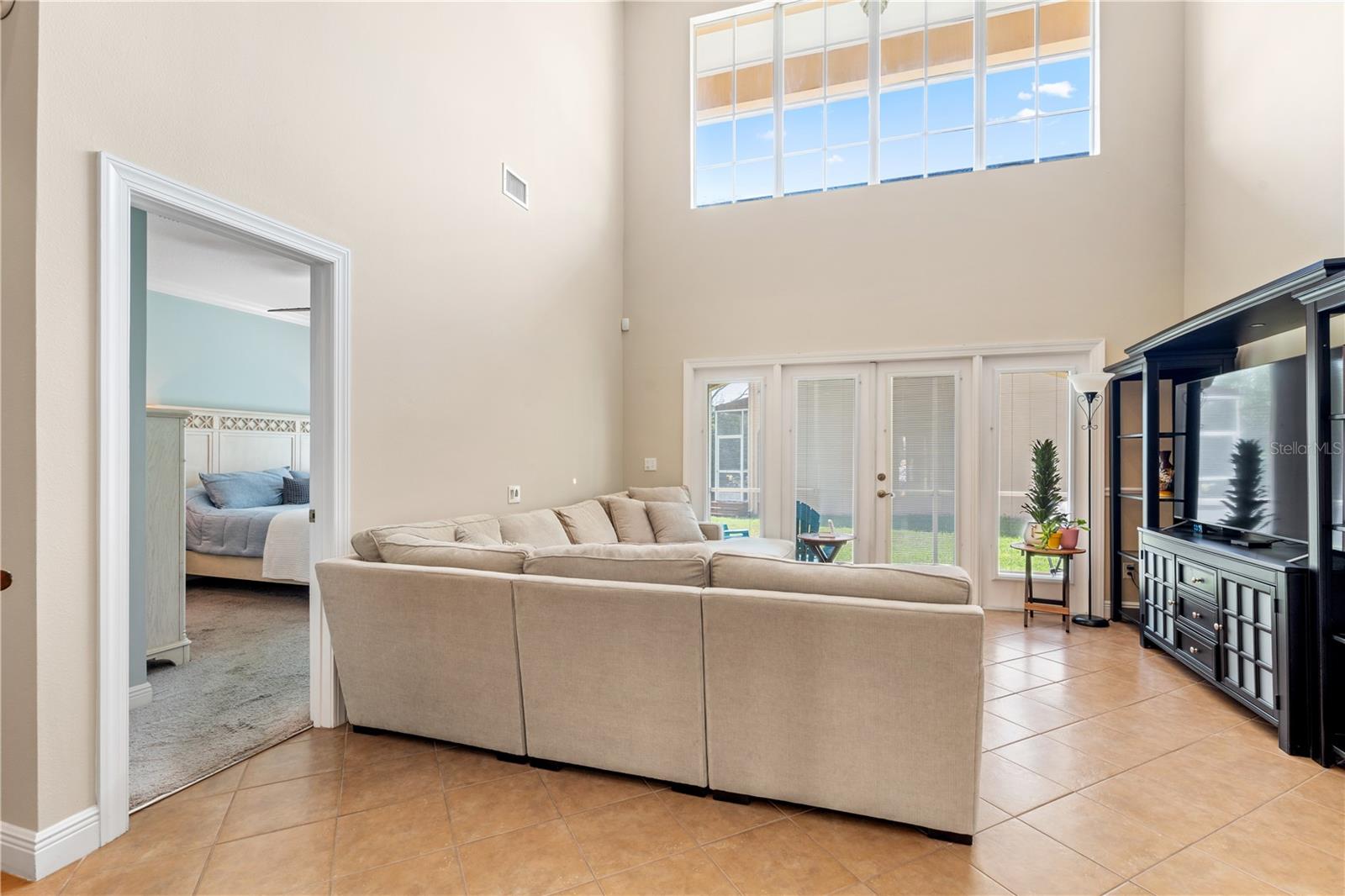 210 VALENCIA CIR, ST PETERSBURG, FL — photo 15