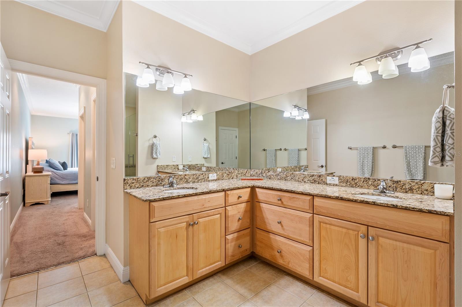 210 VALENCIA CIR, ST PETERSBURG, FL — photo 19
