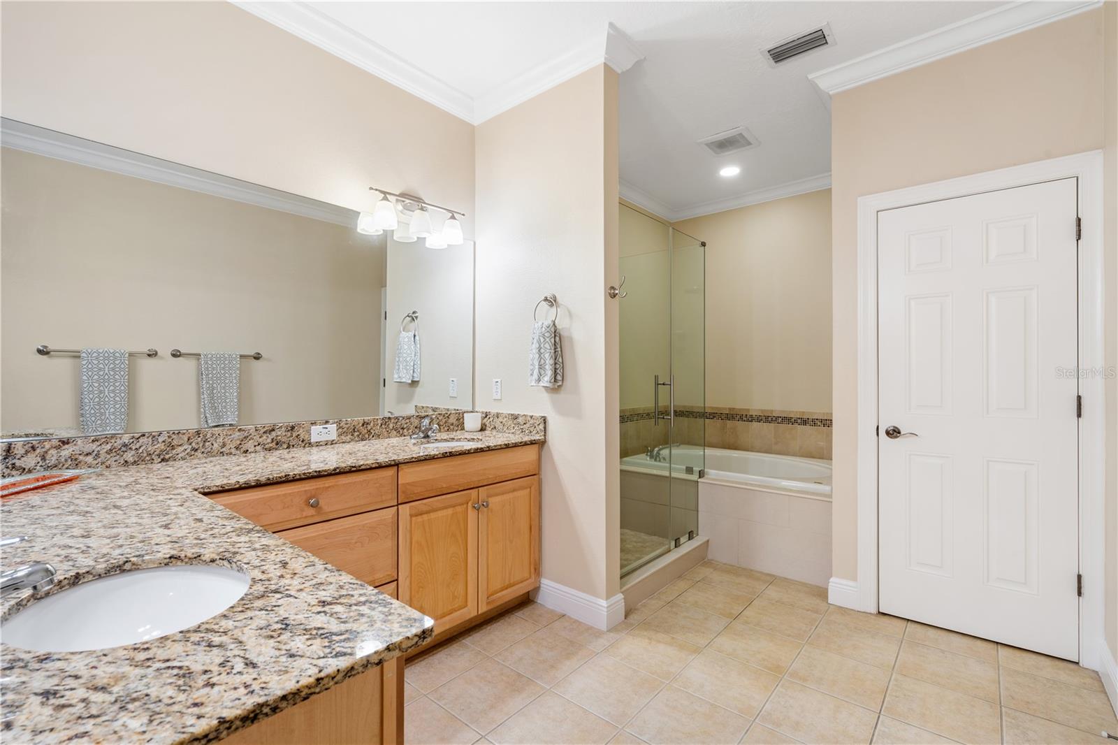 210 VALENCIA CIR, ST PETERSBURG, FL — photo 20