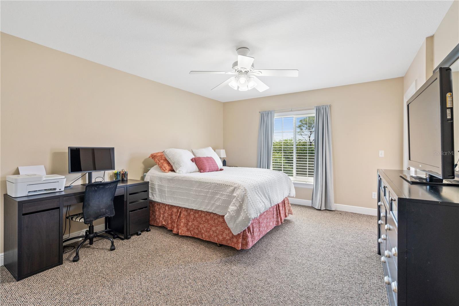 210 VALENCIA CIR, ST PETERSBURG, FL — photo 26