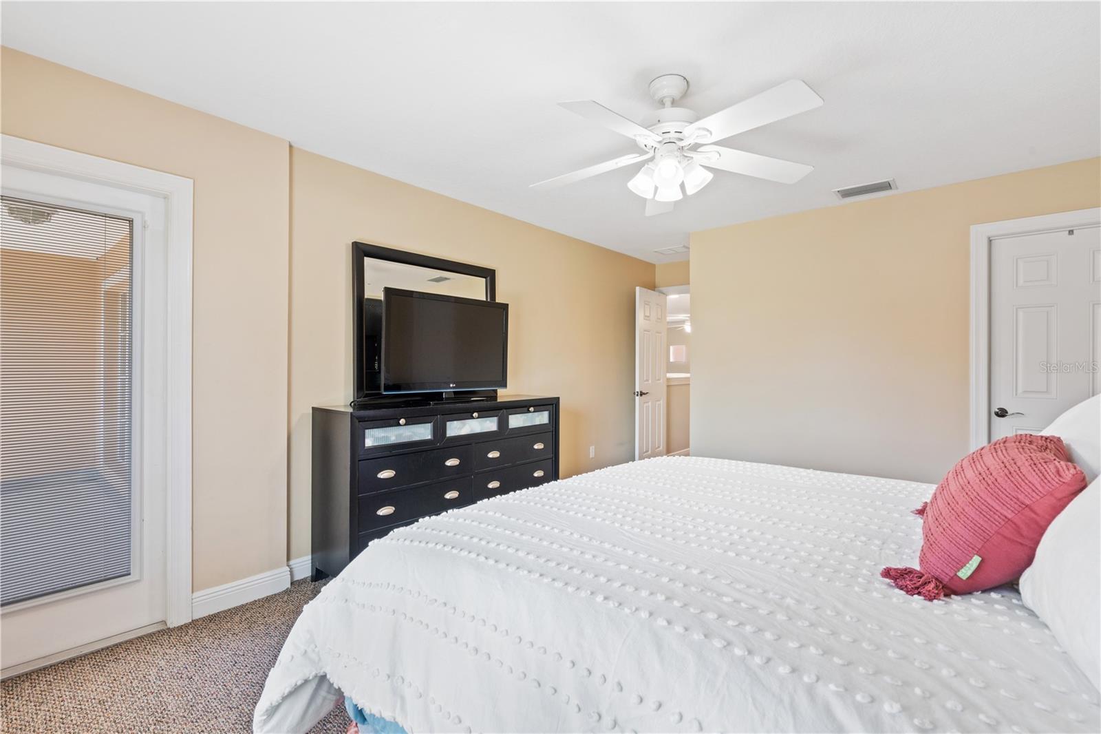 210 VALENCIA CIR, ST PETERSBURG, FL — photo 27