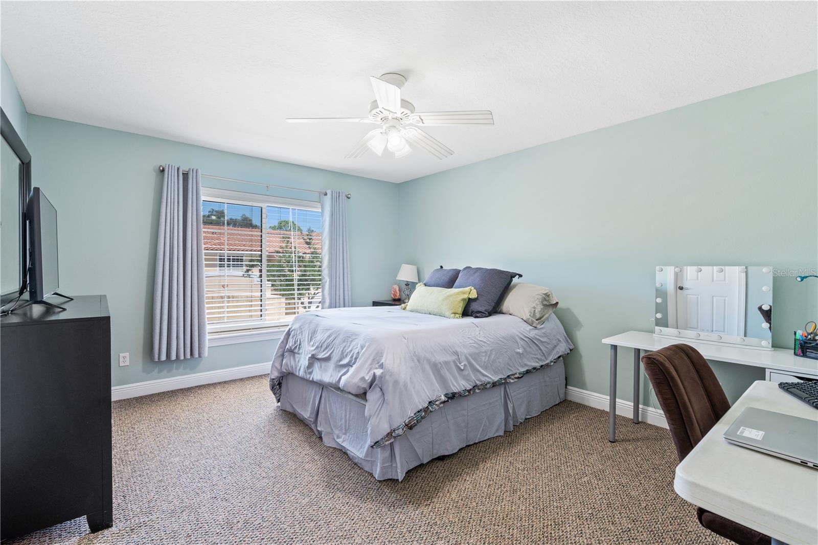 210 VALENCIA CIR, ST PETERSBURG, FL — photo 31