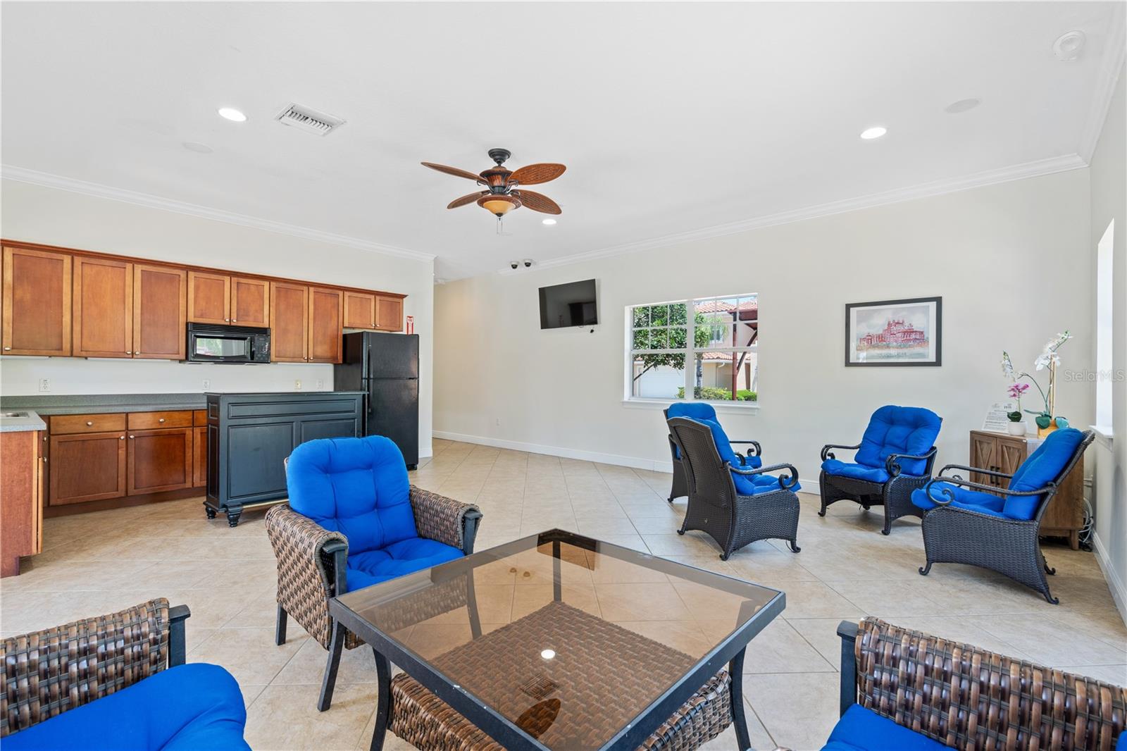 210 VALENCIA CIR, ST PETERSBURG, FL — photo 34