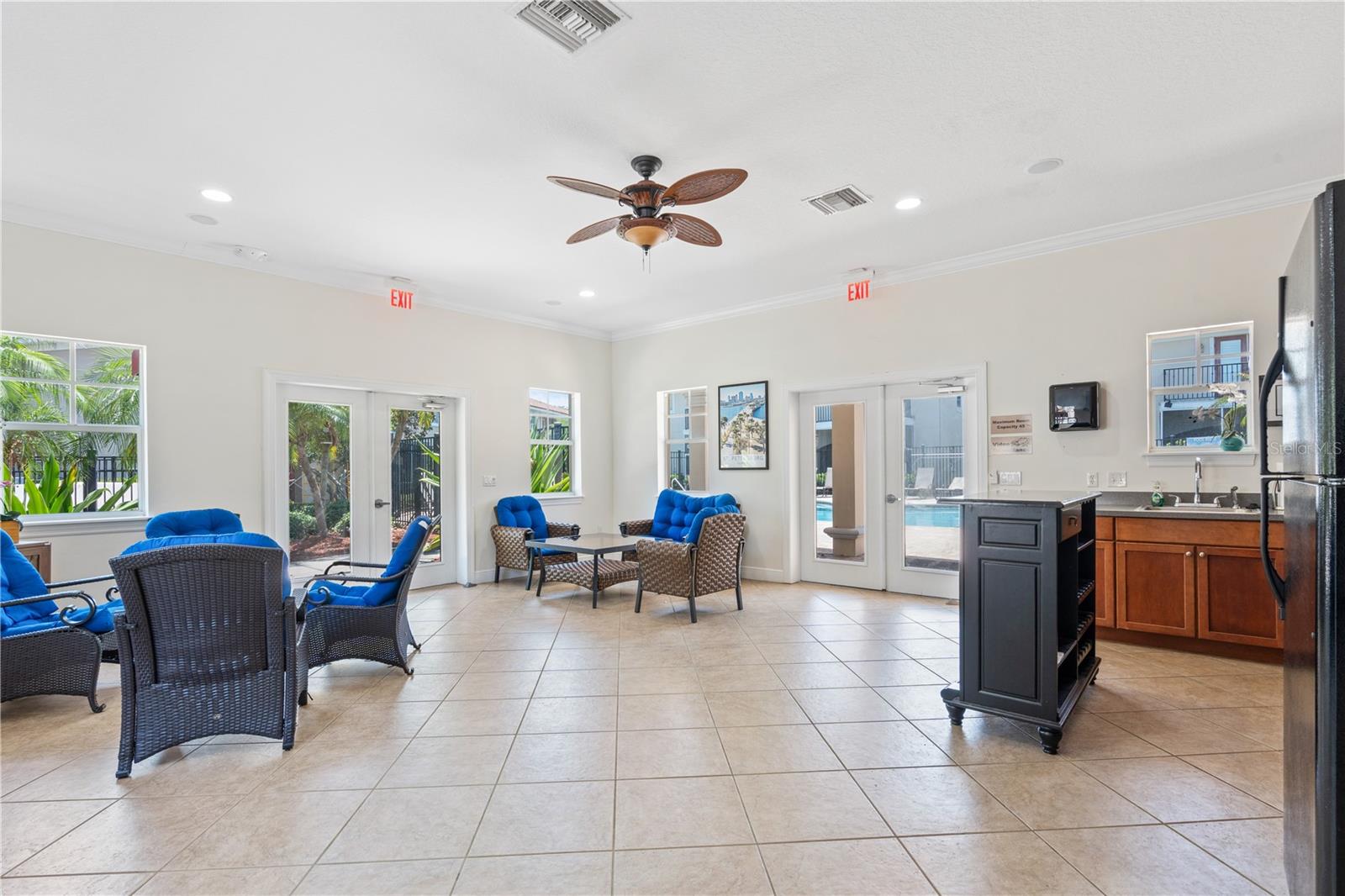 210 VALENCIA CIR, ST PETERSBURG, FL — photo 35