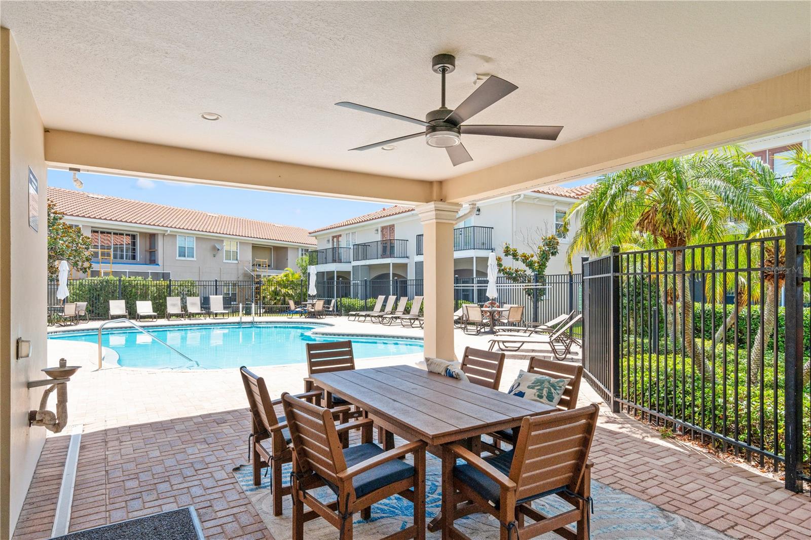 210 VALENCIA CIR, ST PETERSBURG, FL — photo 36