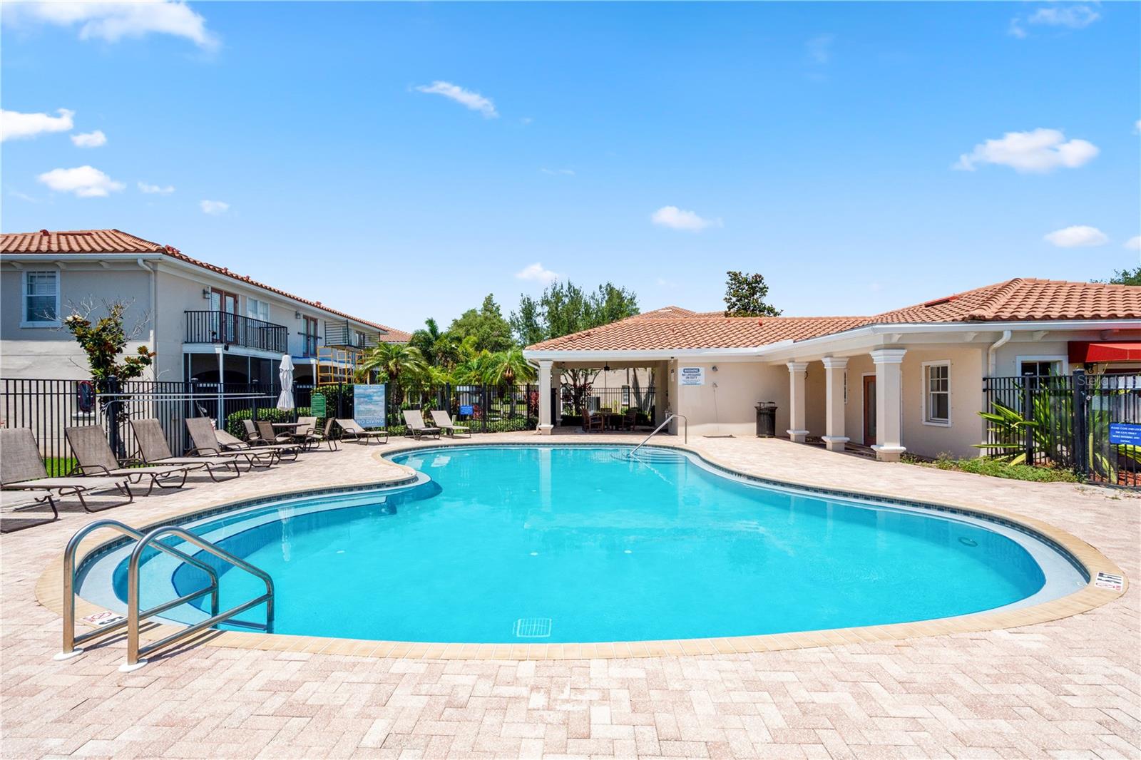 210 VALENCIA CIR, ST PETERSBURG, FL — photo 38