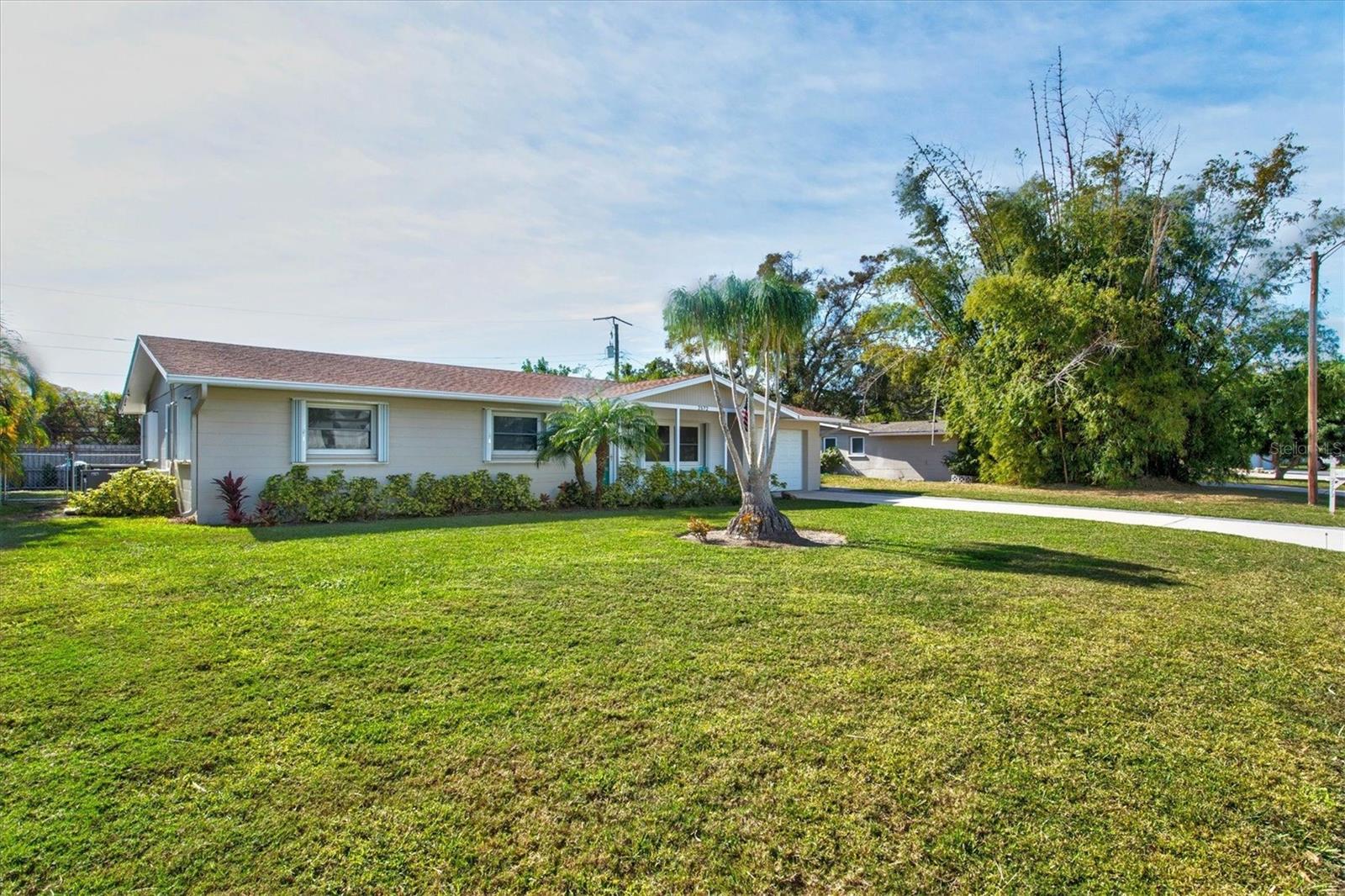 2572 JEFFERSON CIR, SARASOTA, FL — photo 2