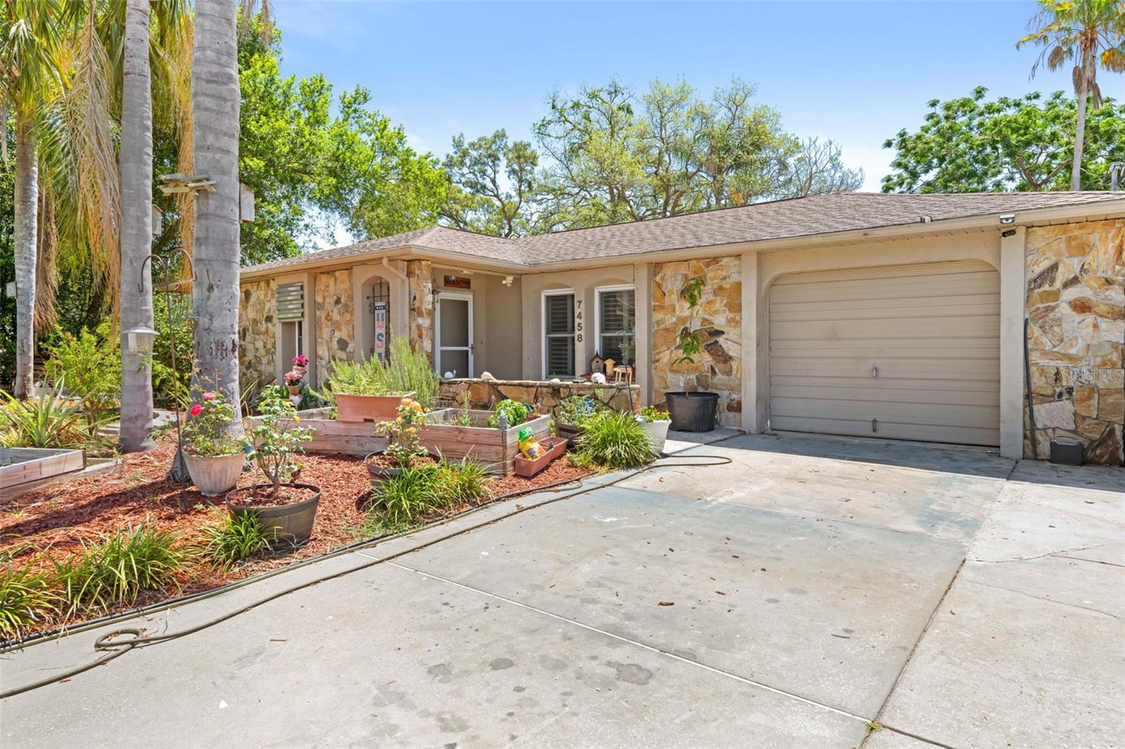 7458 GATES CIR, SPRING HILL, FL