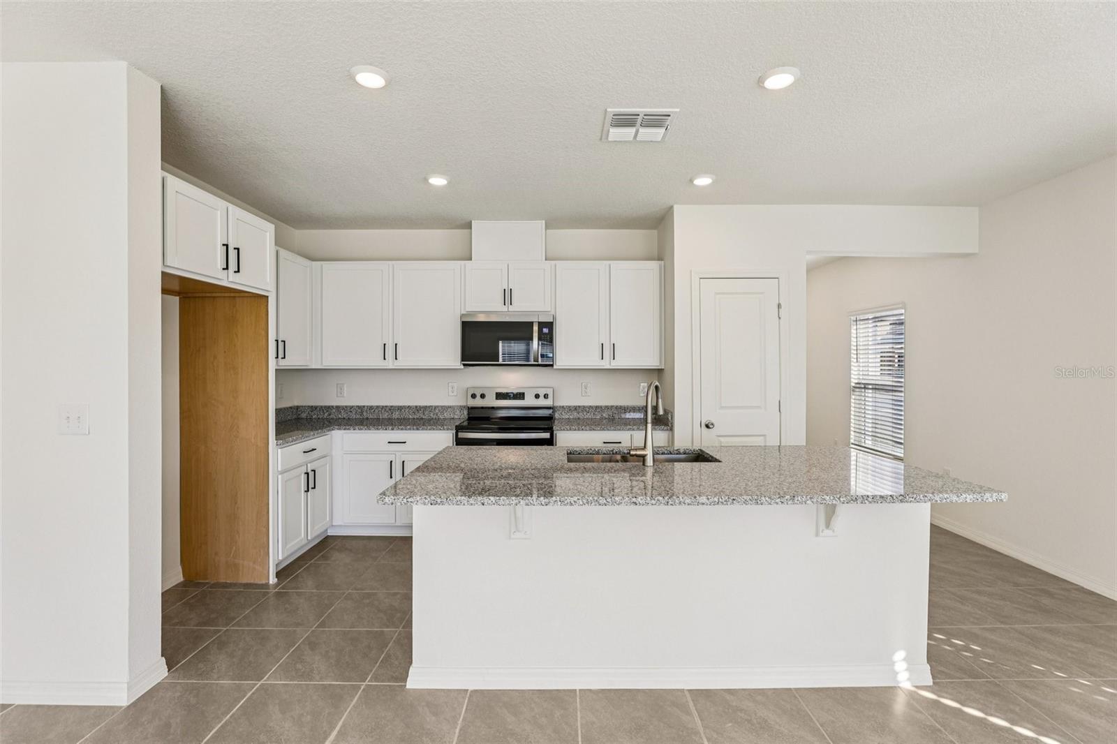 387 SEQUOIA DR, LAKE WALES, FL — photo 2