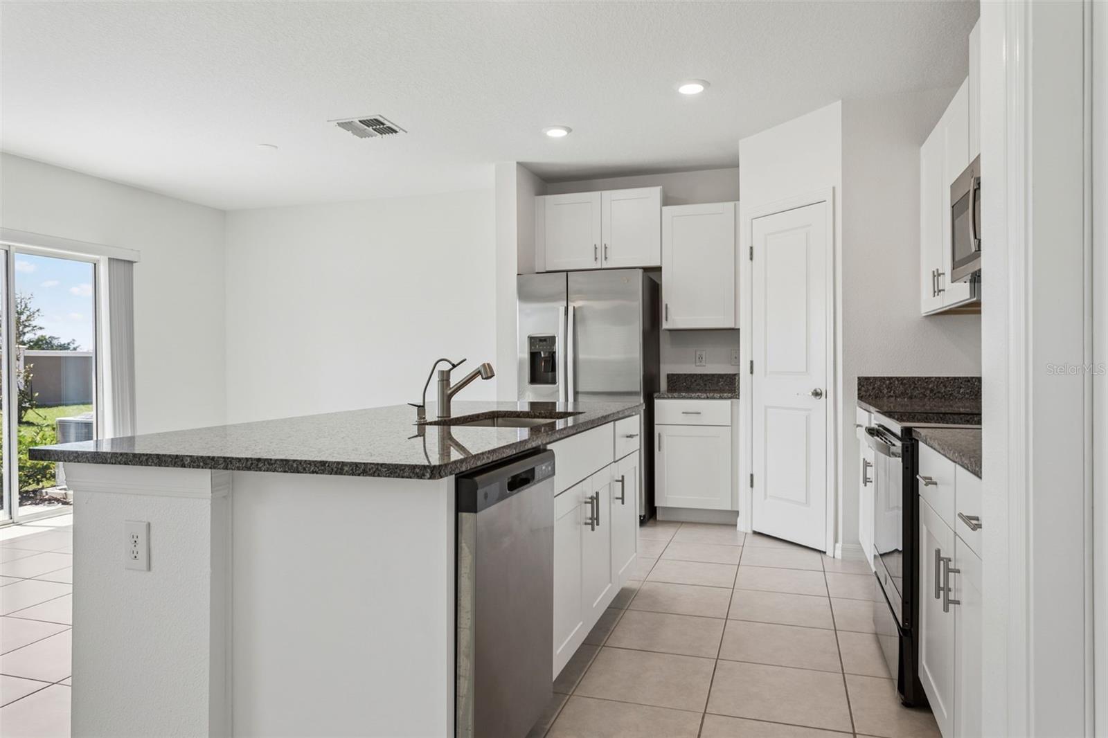 11000 RADIANT SHORE LOOP, SAN ANTONIO, FL — photo 7