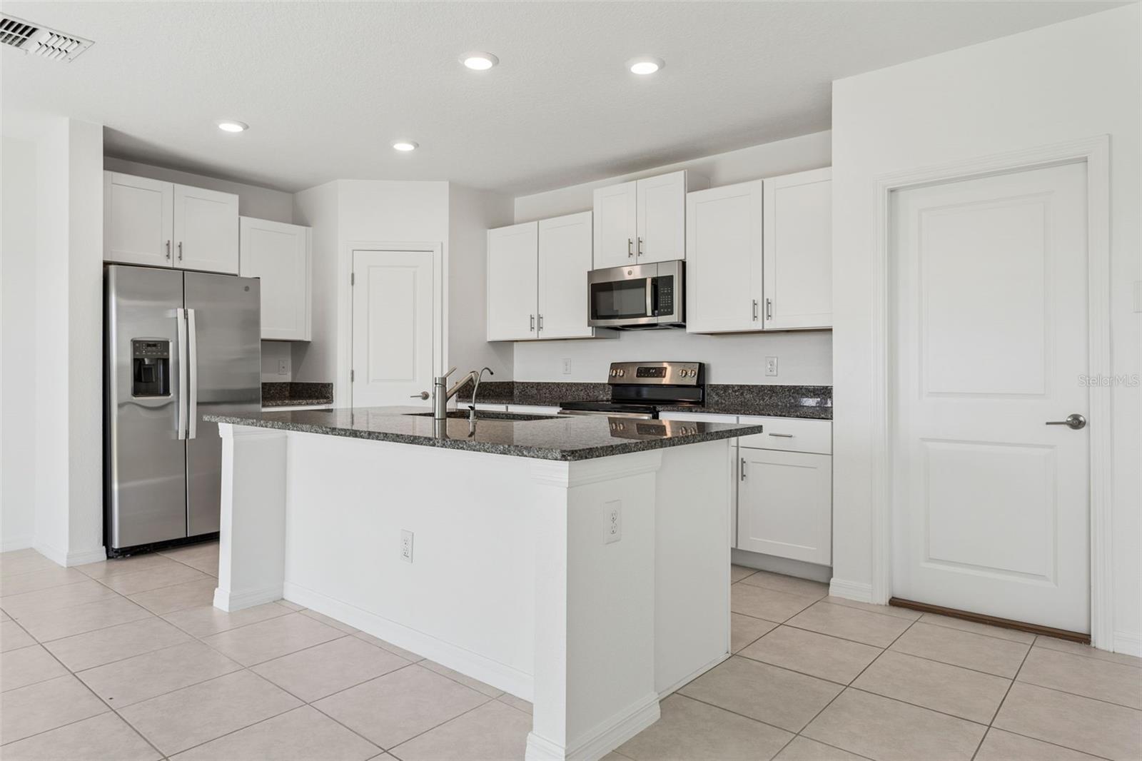 11000 RADIANT SHORE LOOP, SAN ANTONIO, FL — photo 9