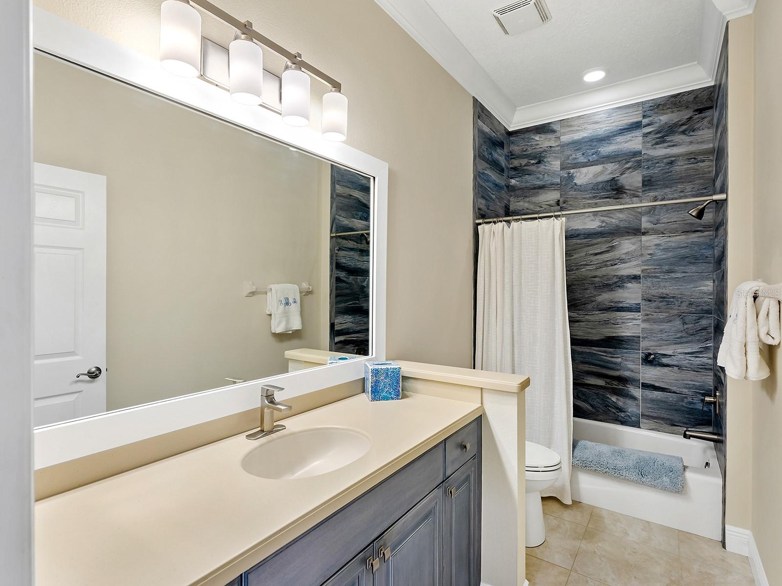7210 LAKE FOREST GLN, LAKEWOOD RANCH, FL — photo 33
