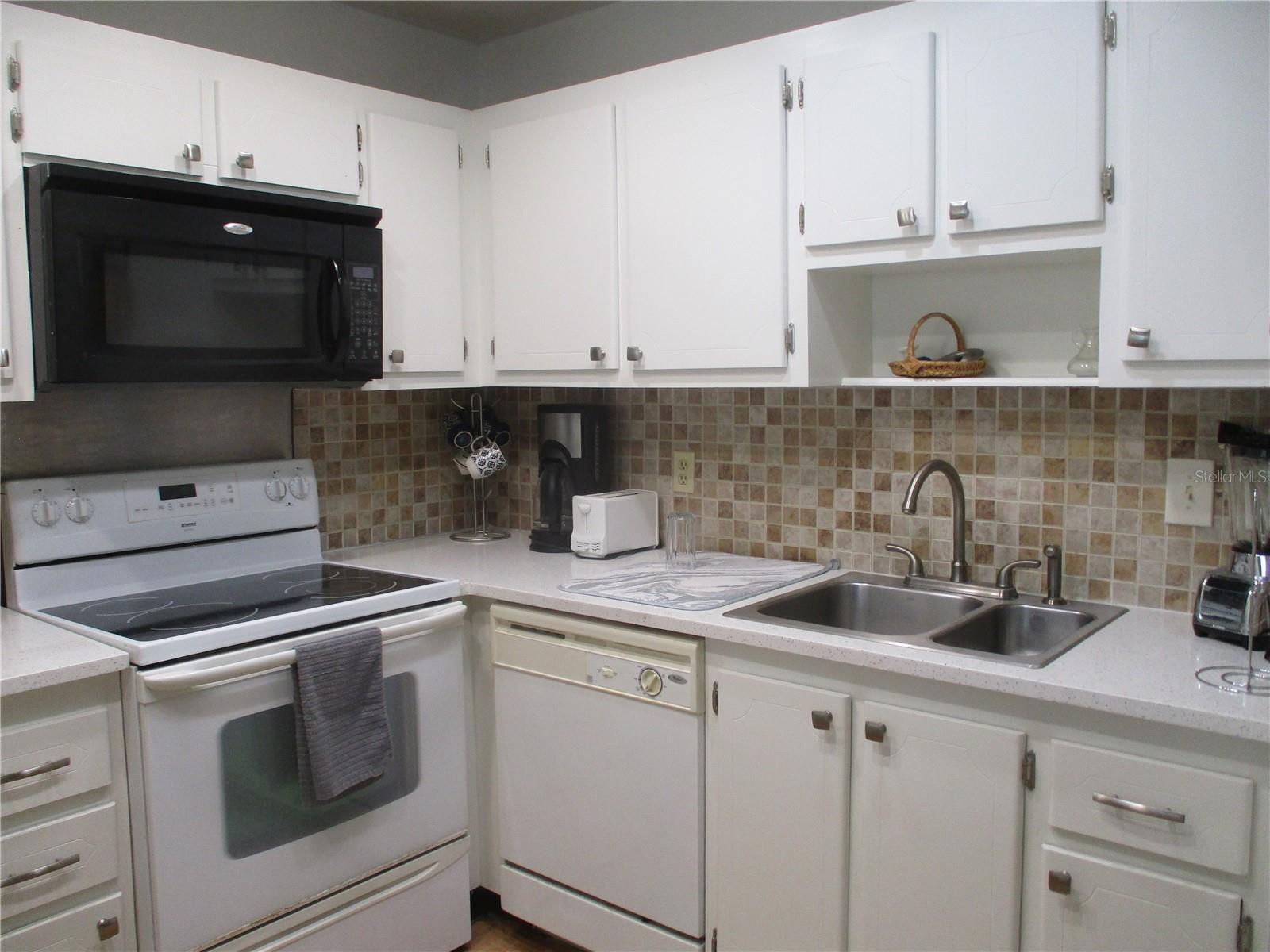 101 CAMBRIDGE TRL #211, SUN CITY CENTER, FL — photo 8