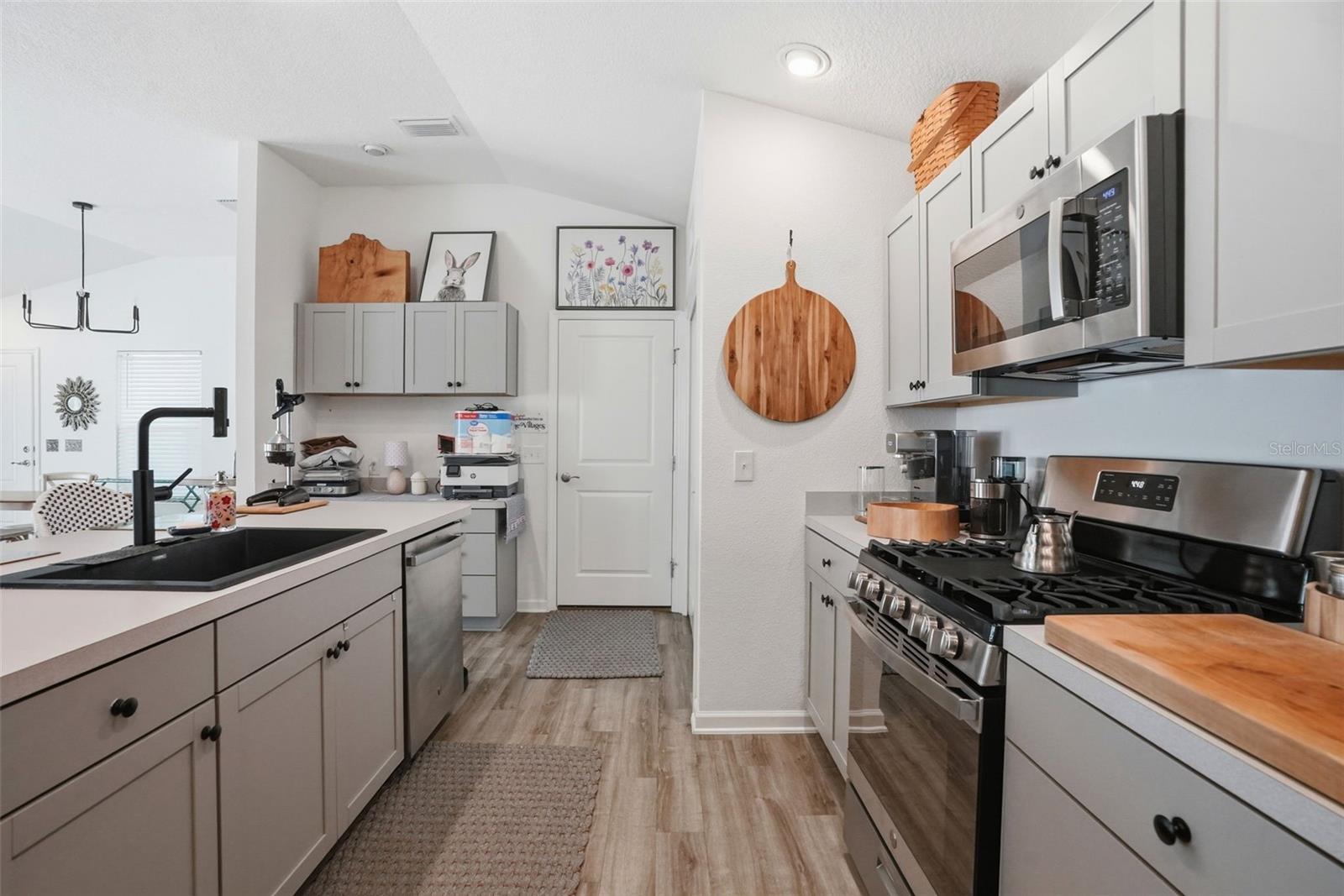 862 SPRING AVE, THE VILLAGES, FL — photo 42