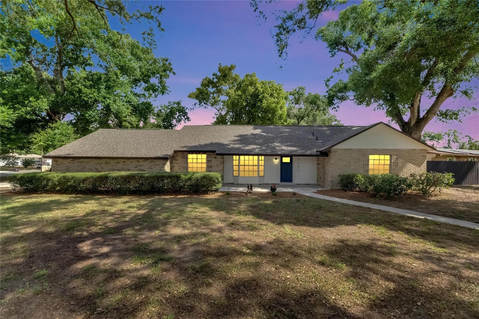 2207 PARKWOOD DR, VALRICO, FL — photo 2