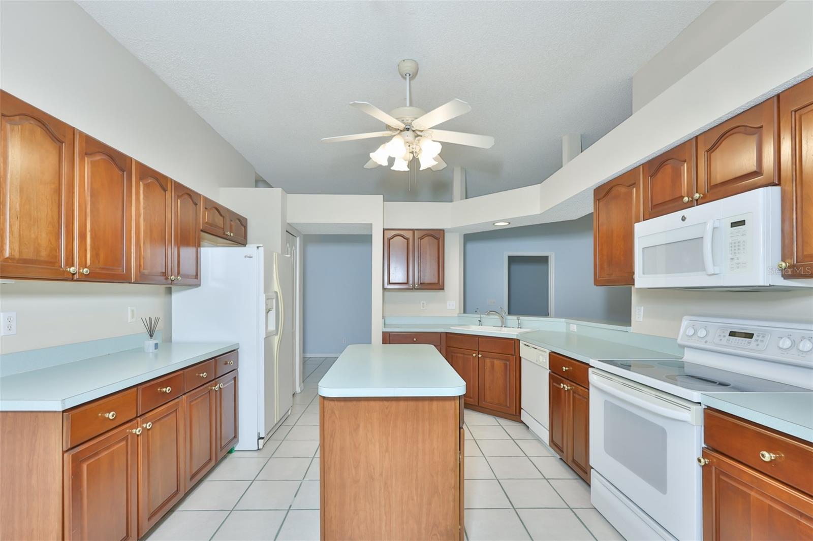 951 VILLEROY GREENS DR, SUN CITY CENTER, FL — photo 17