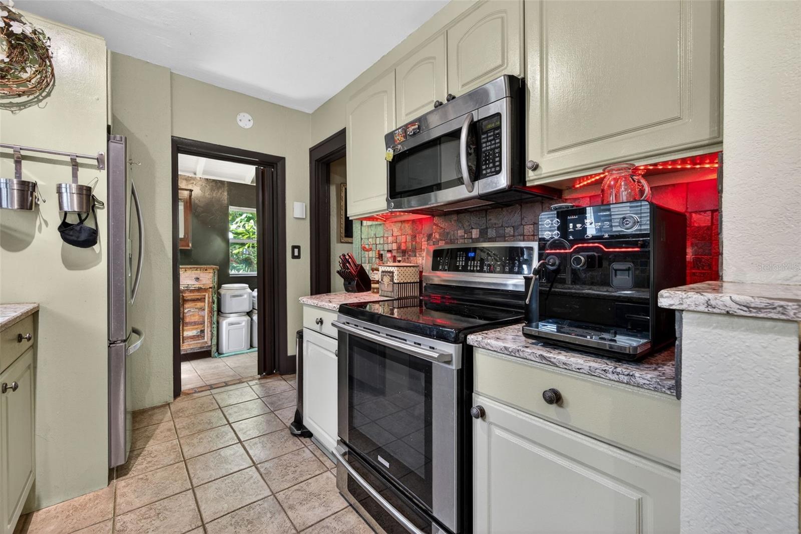 652 8TH AVE N, ST PETERSBURG, FL — photo 9
