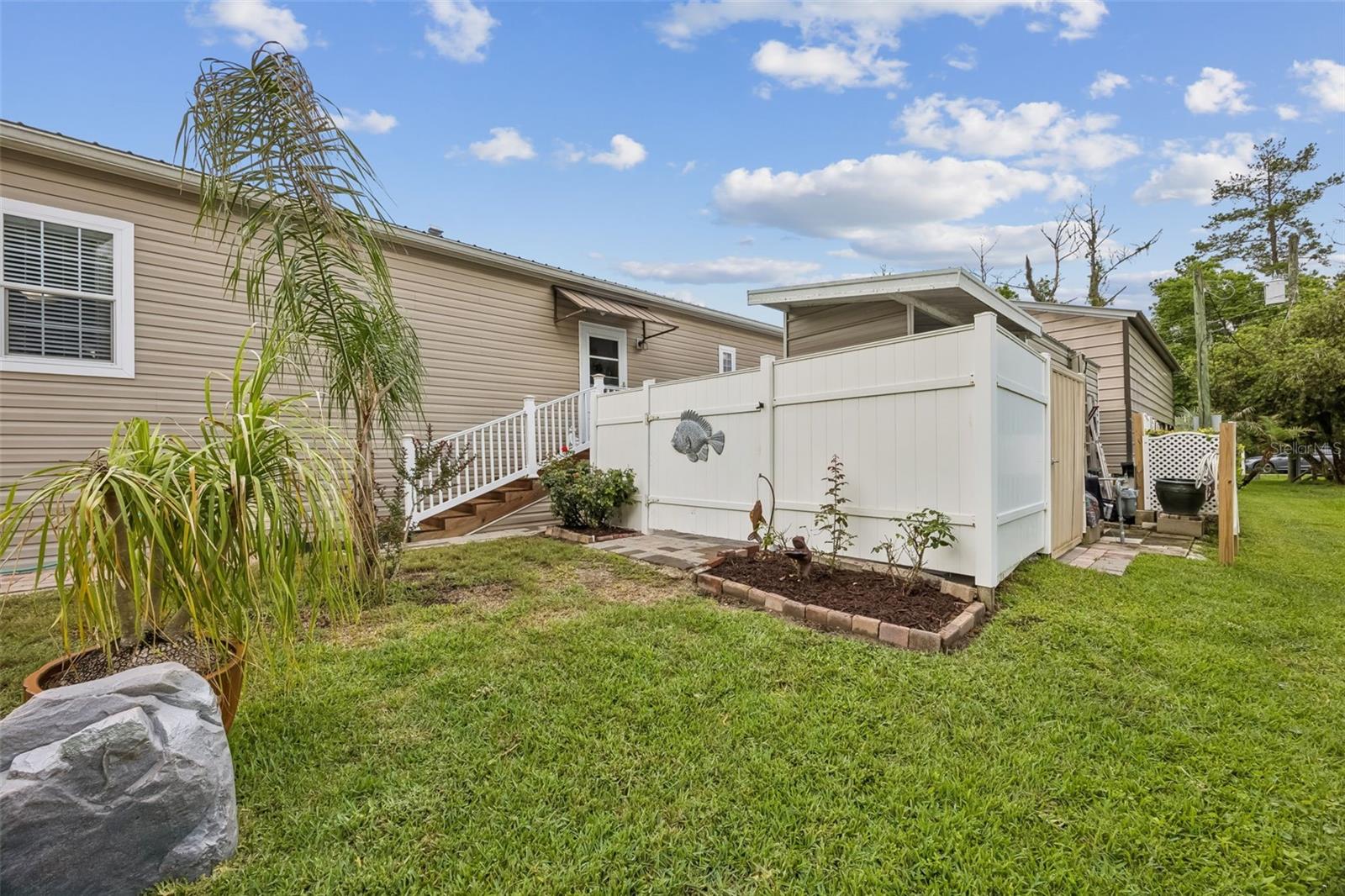 329 PARADISE CIR, SATSUMA, FL — photo 39