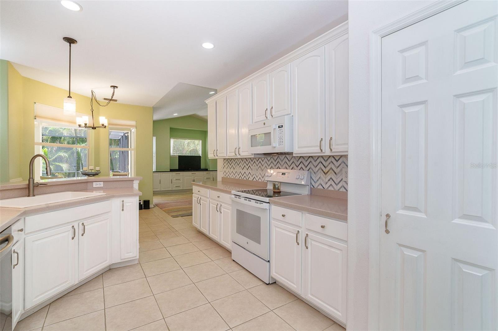 122 CLEAR LAKE DR, ENGLEWOOD, FL — photo 18