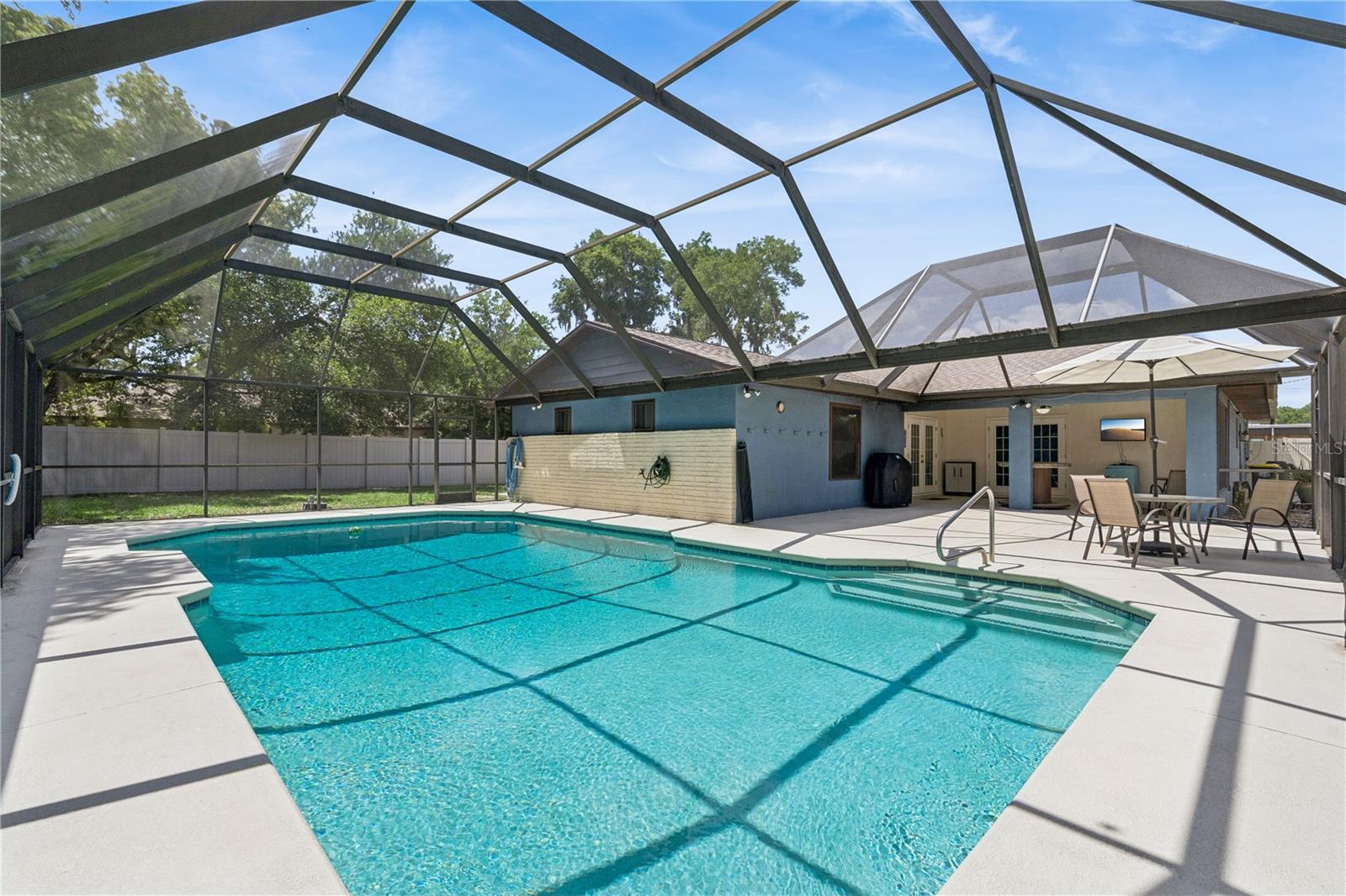 380 E LAKE ST, UMATILLA, FL — photo 2