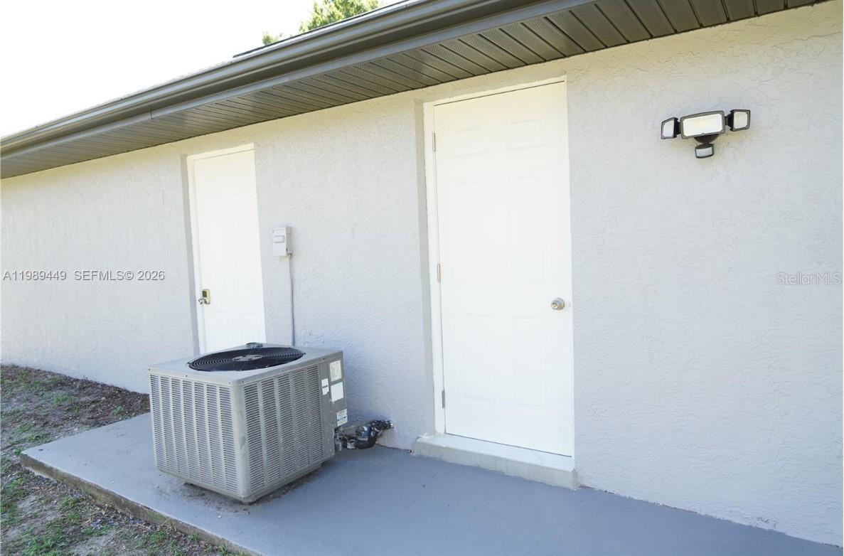 563 PRESQUE ISLE DR, PORT CHARLOTTE, FL — photo 31