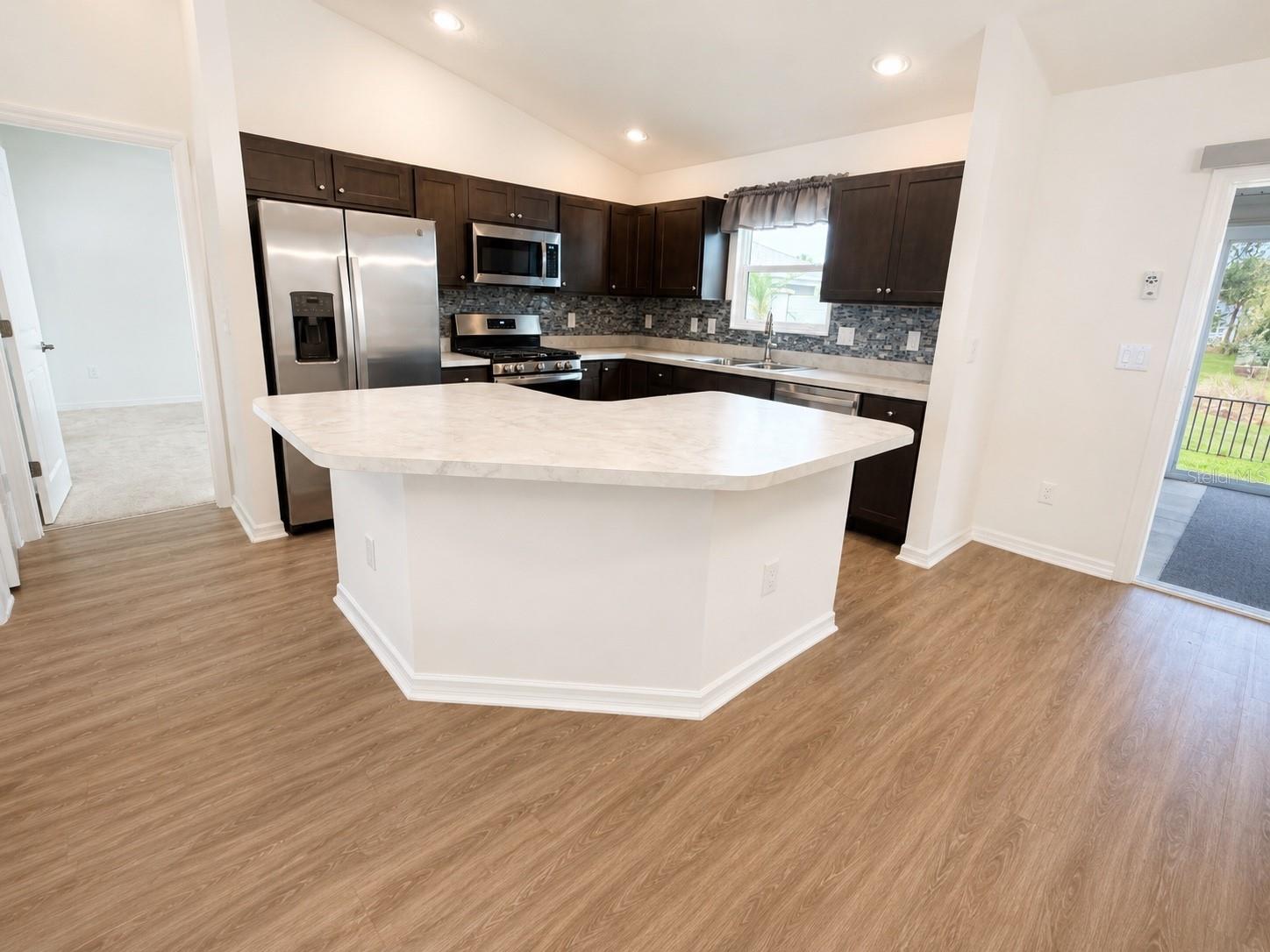 6743 MARY LOOP, THE VILLAGES, FL — photo 32