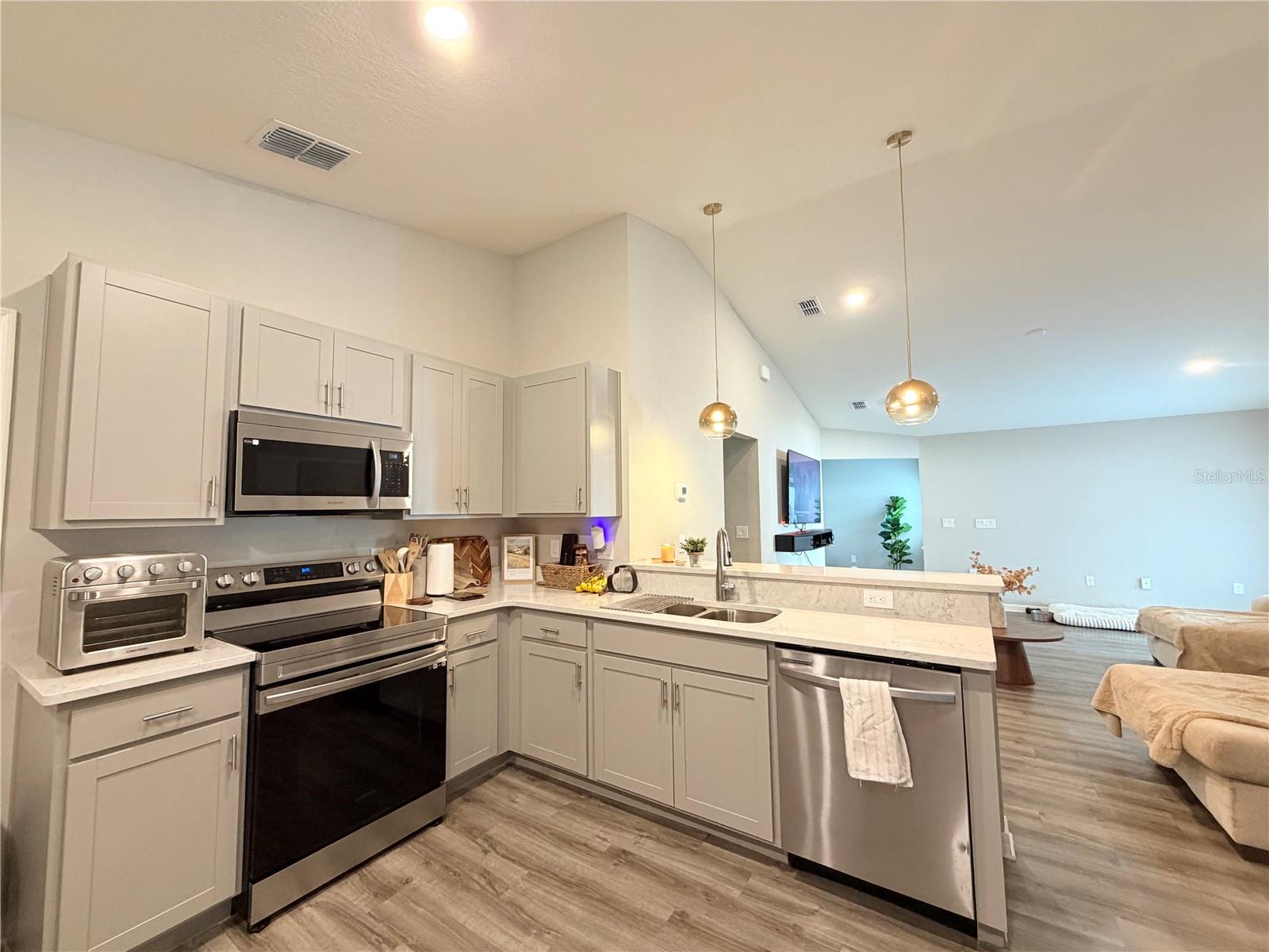 35255 CRESCENT CREEK DR, ZEPHYRHILLS, FL — photo 5