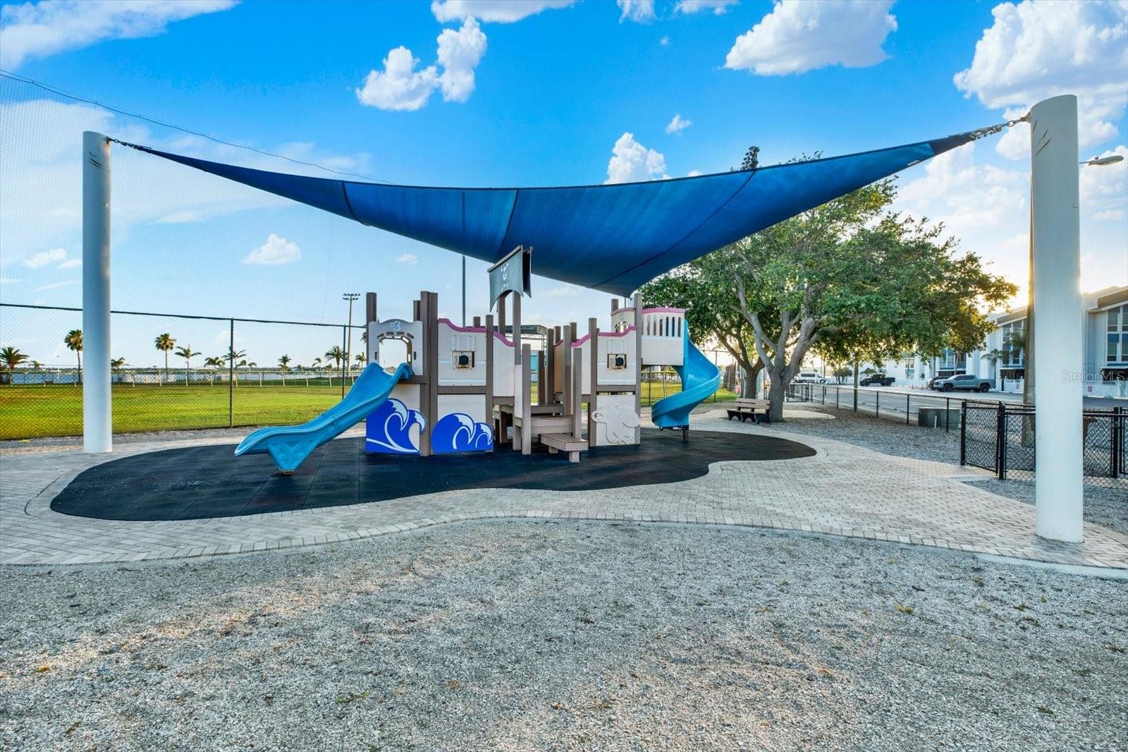 169 MEDALLION BLVD #E, MADEIRA BEACH, FL — photo 34