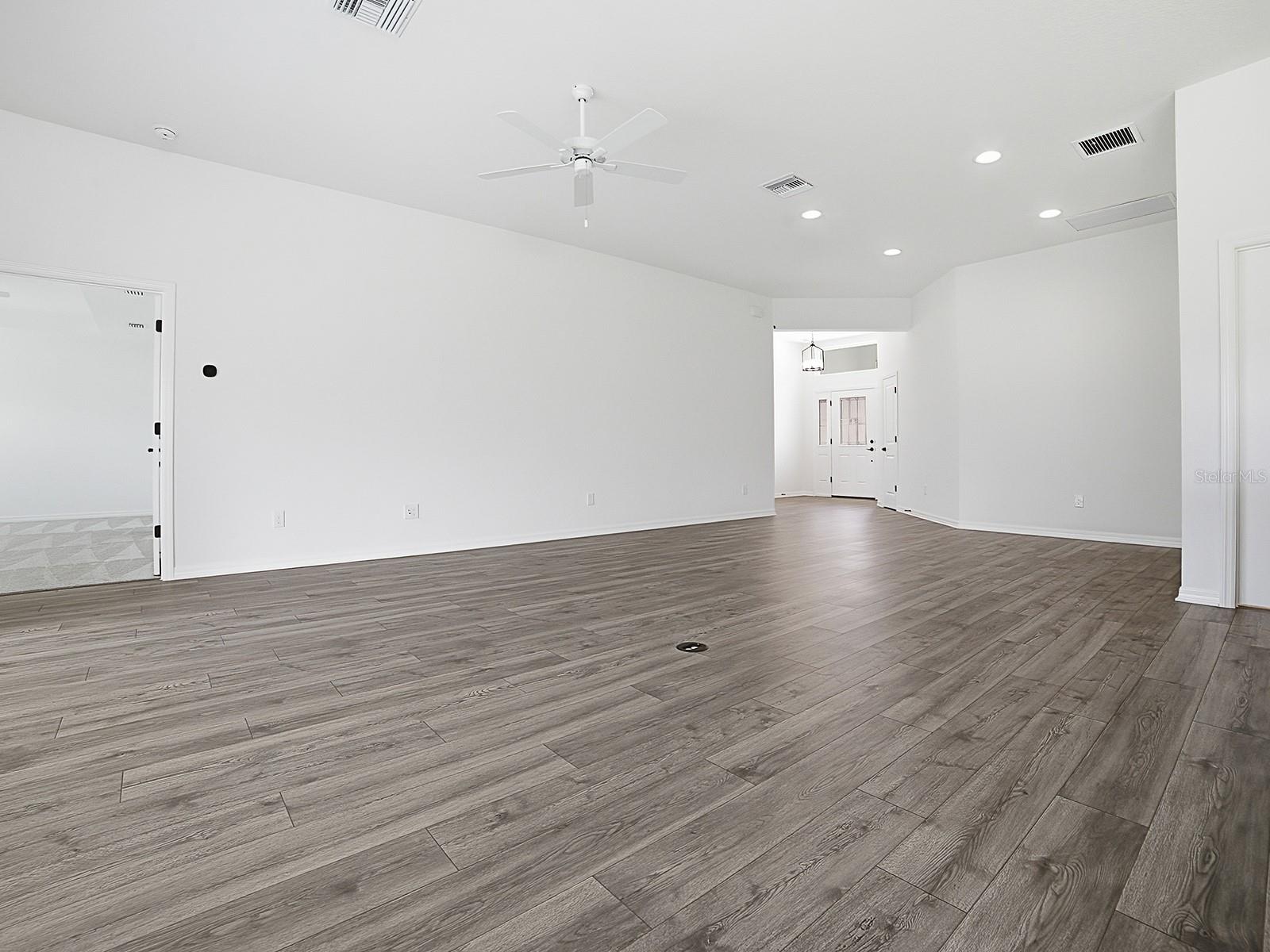1404 HEARNS LOOP, THE VILLAGES, FL — photo 11