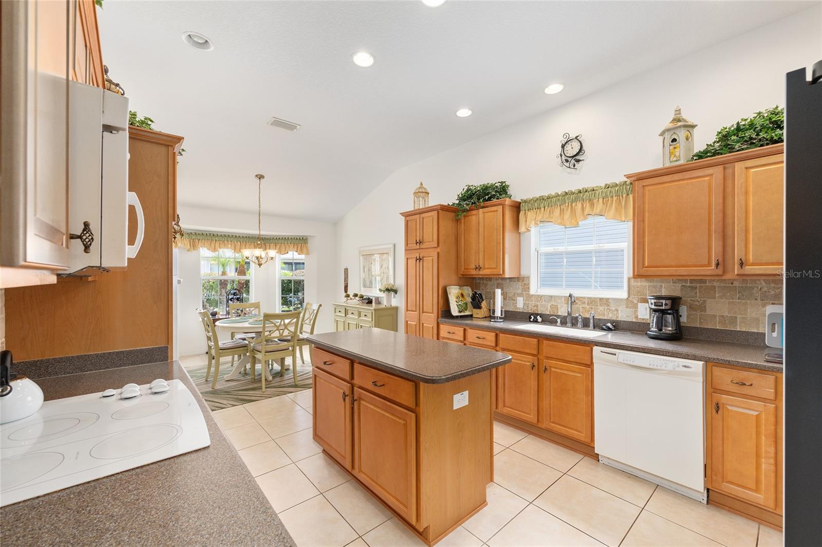2047 DUNSTER CT, THE VILLAGES, FL — photo 31
