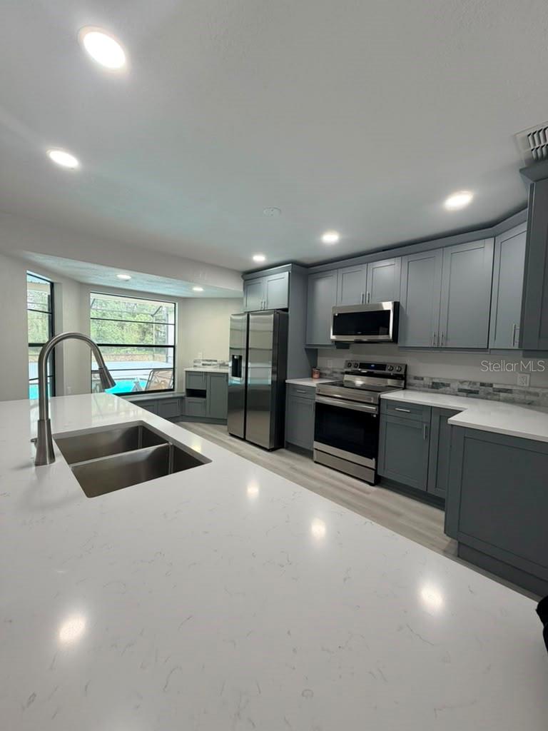 11189 LINDEN DR, SPRING HILL, FL — photo 2