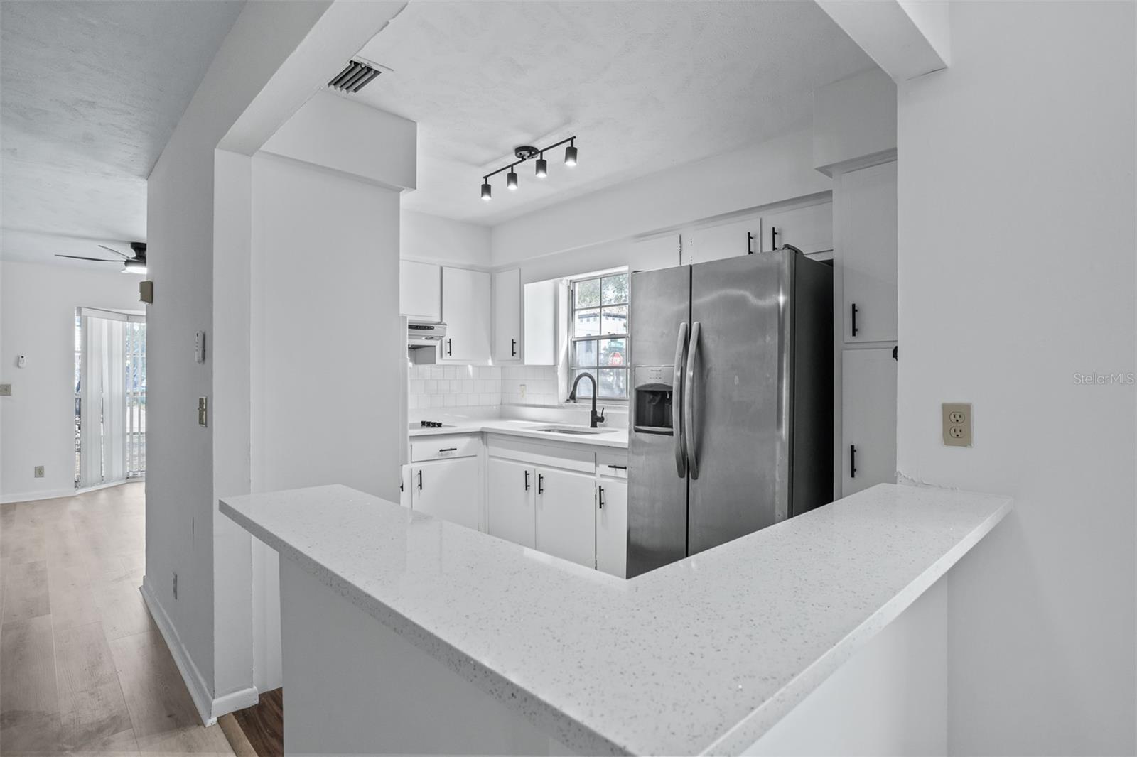 812 W WARREN AVE, TAMPA, FL — photo 4