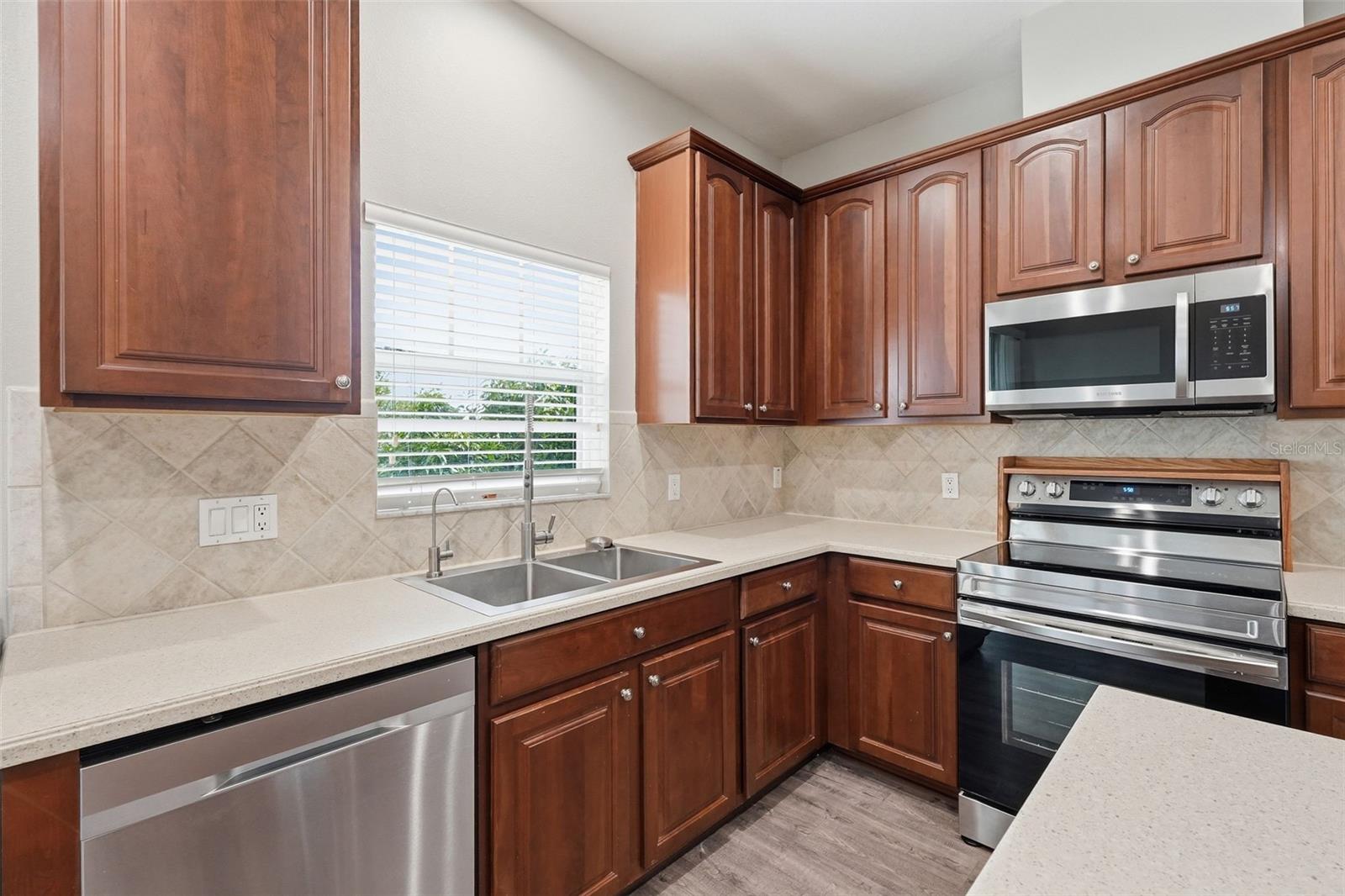 8836 CAMERON CREST DR, TAMPA, FL — photo 11