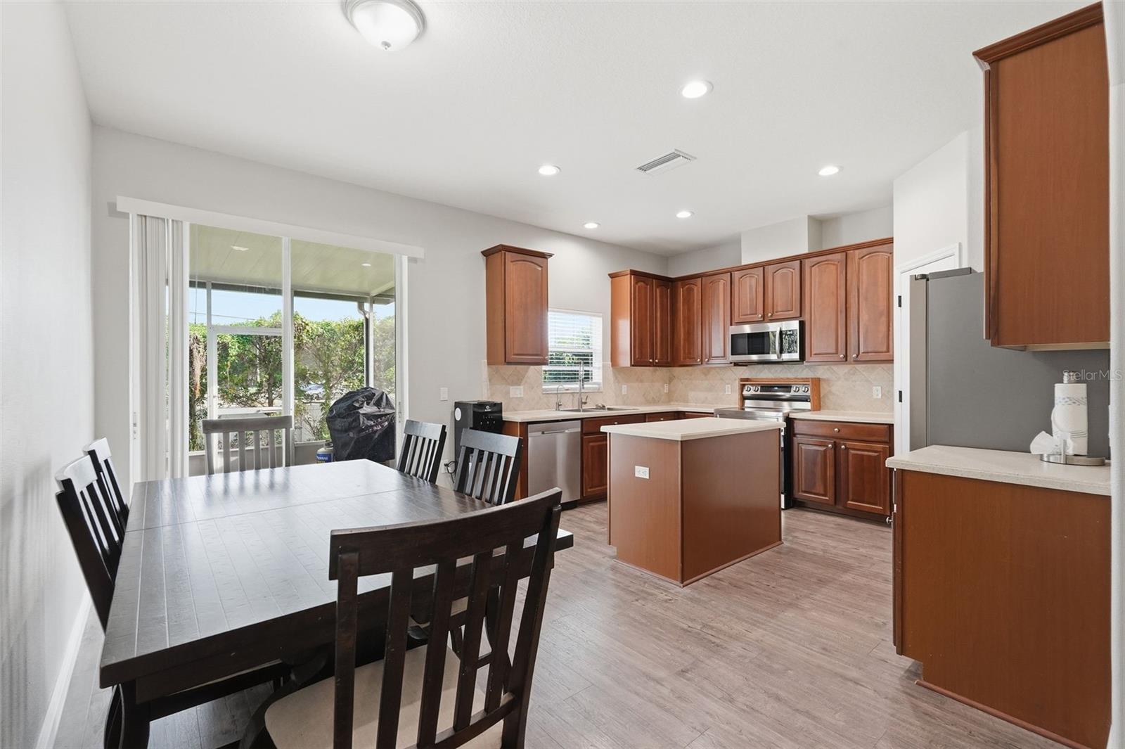 8836 CAMERON CREST DR, TAMPA, FL — photo 16