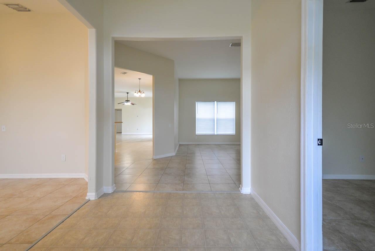 1607 AVONDALE RIDGE DR, PLANT CITY, FL — photo 2