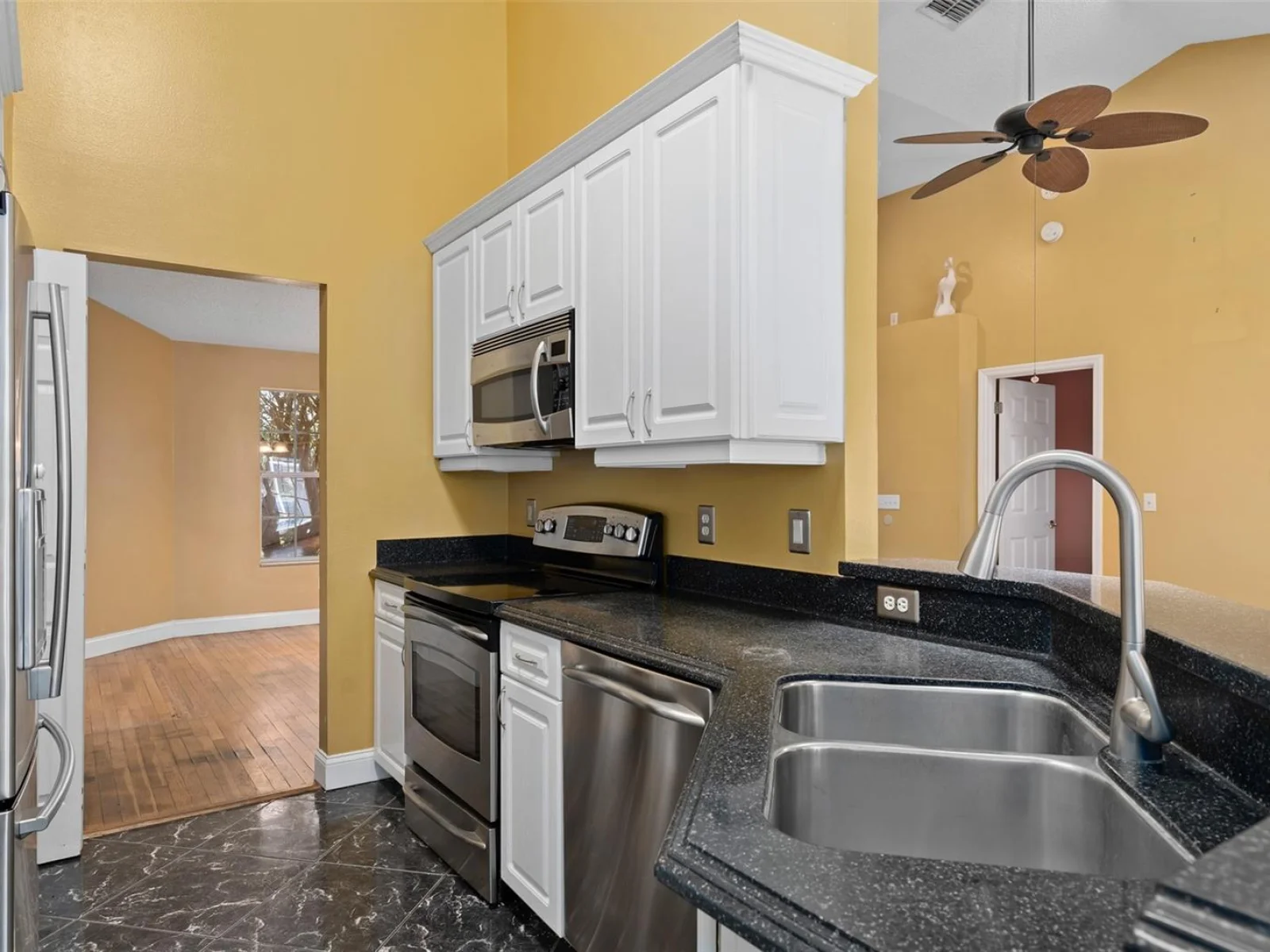 137 MADRONA DR, EUSTIS, FL — photo 8