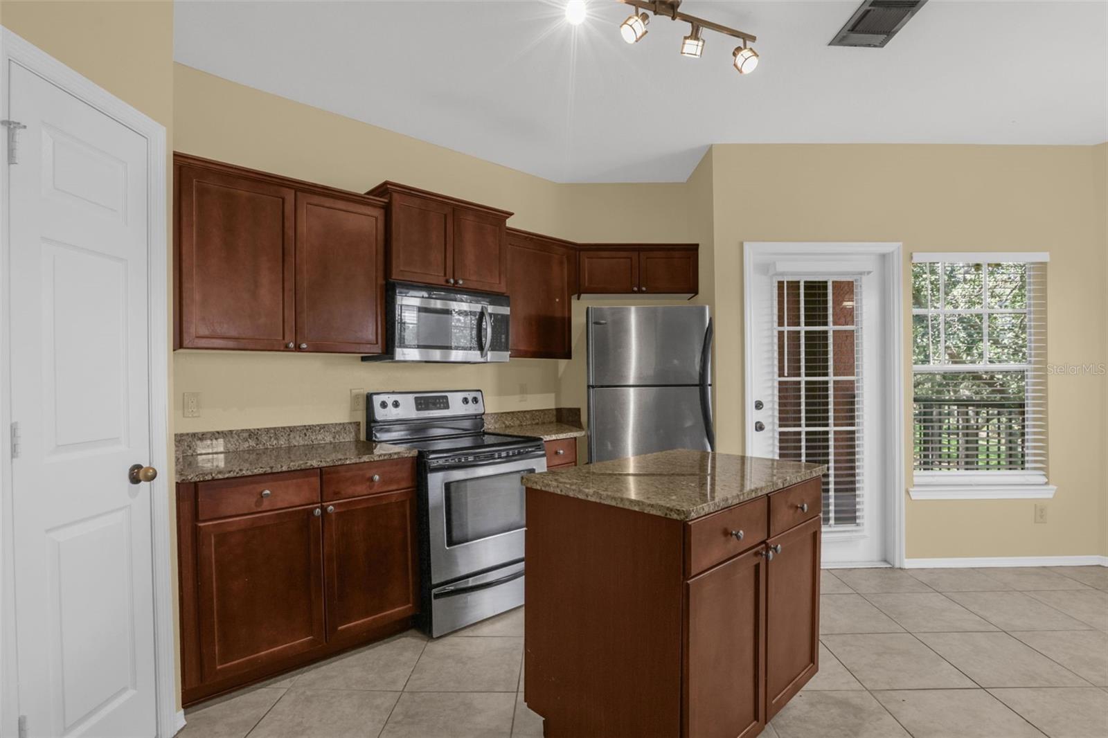 191 VILLA DI ESTE TER #213, LAKE MARY, FL — photo 3